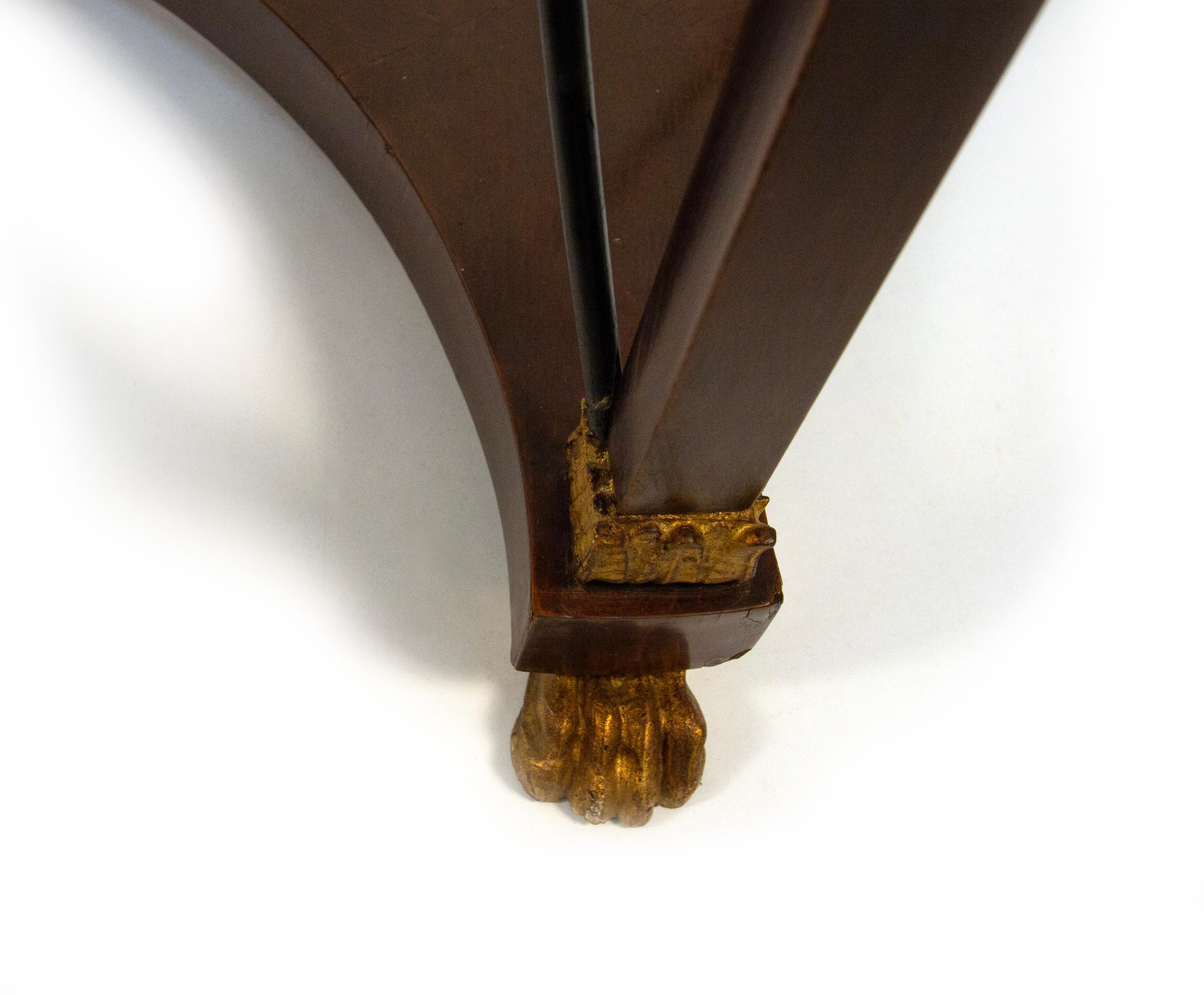 Coppia di gueridon in mogano, di gusto Impero, inizio XX secolo, piano circolare in marmo bianco con ciglio dorato a palmette su cintura diritta; montanti quadrangolari con attacco ad Erma muliebre dorata, sottili traverse a X centrate da rosetta e