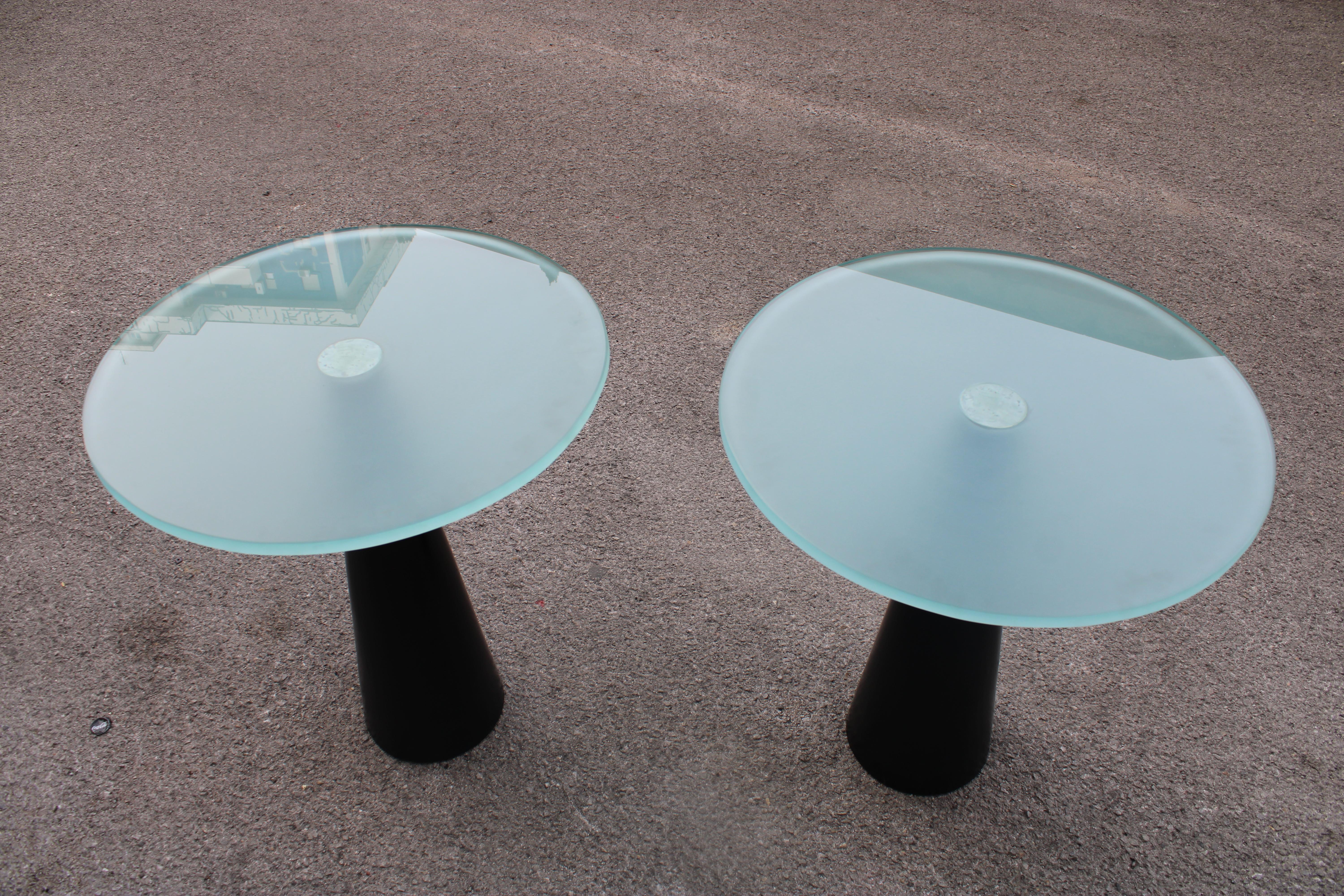 Coppia di Guèridon Lacca nera e Piano in Vetro opaco 1980 Italia Sottsass style im Angebot 4