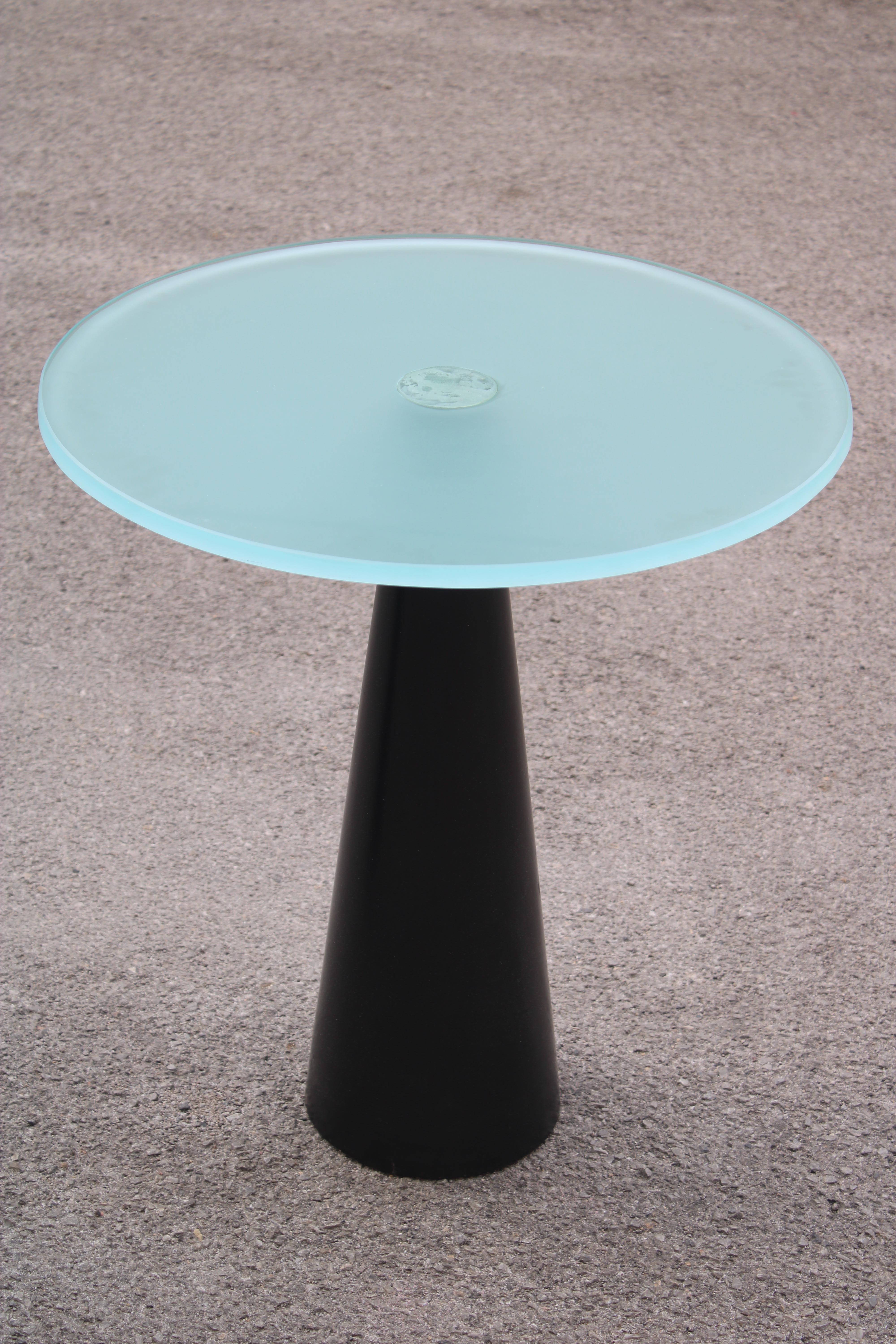 Coppia di Guèridon Lacca nera e Piano in Vetro opaco 1980 Italia Sottsass style (Moderne) im Angebot