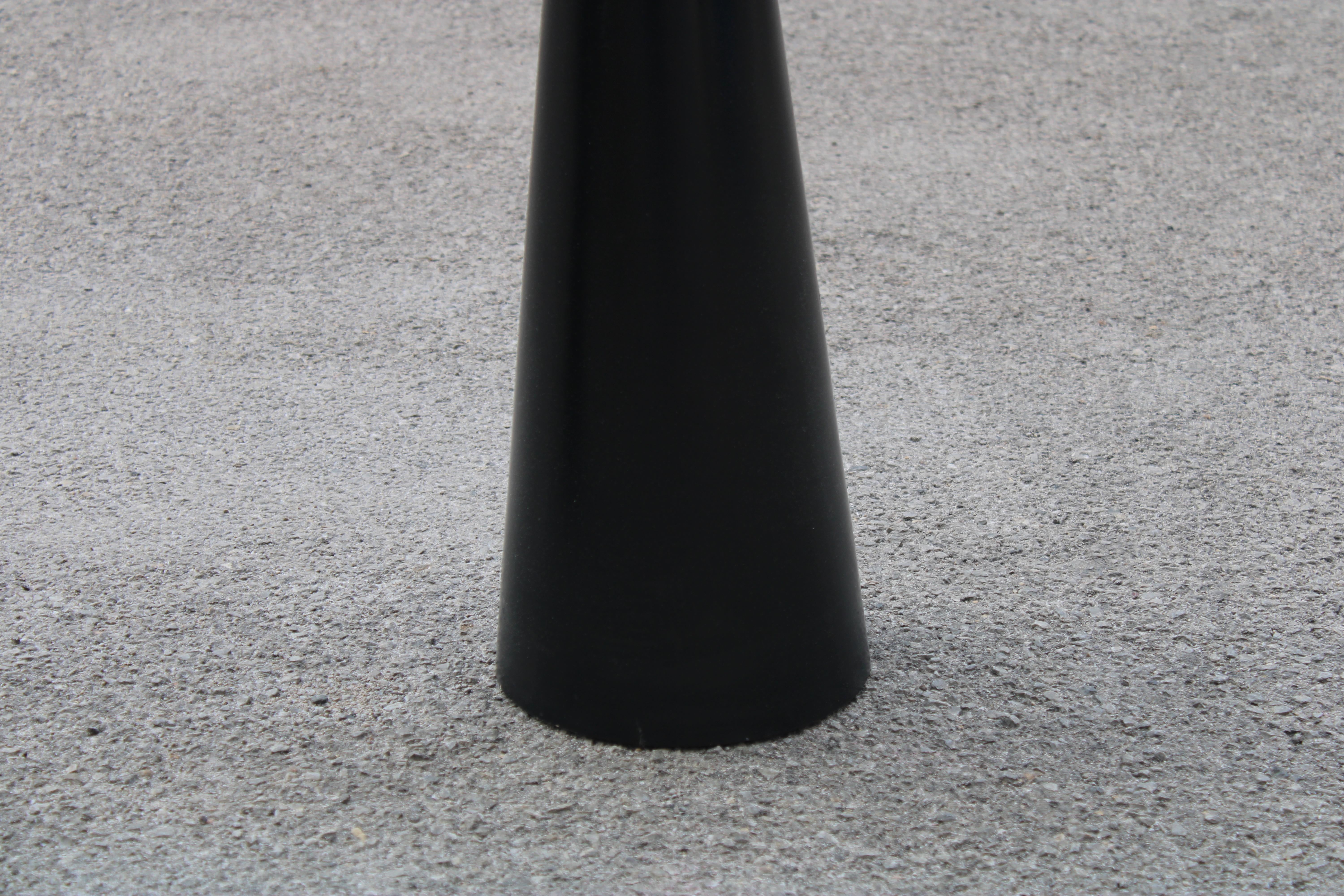 Coppia di Guèridon Lacca nera e Piano in Vetro opaco 1980 Italia Sottsass style (Late 20th Century) im Angebot