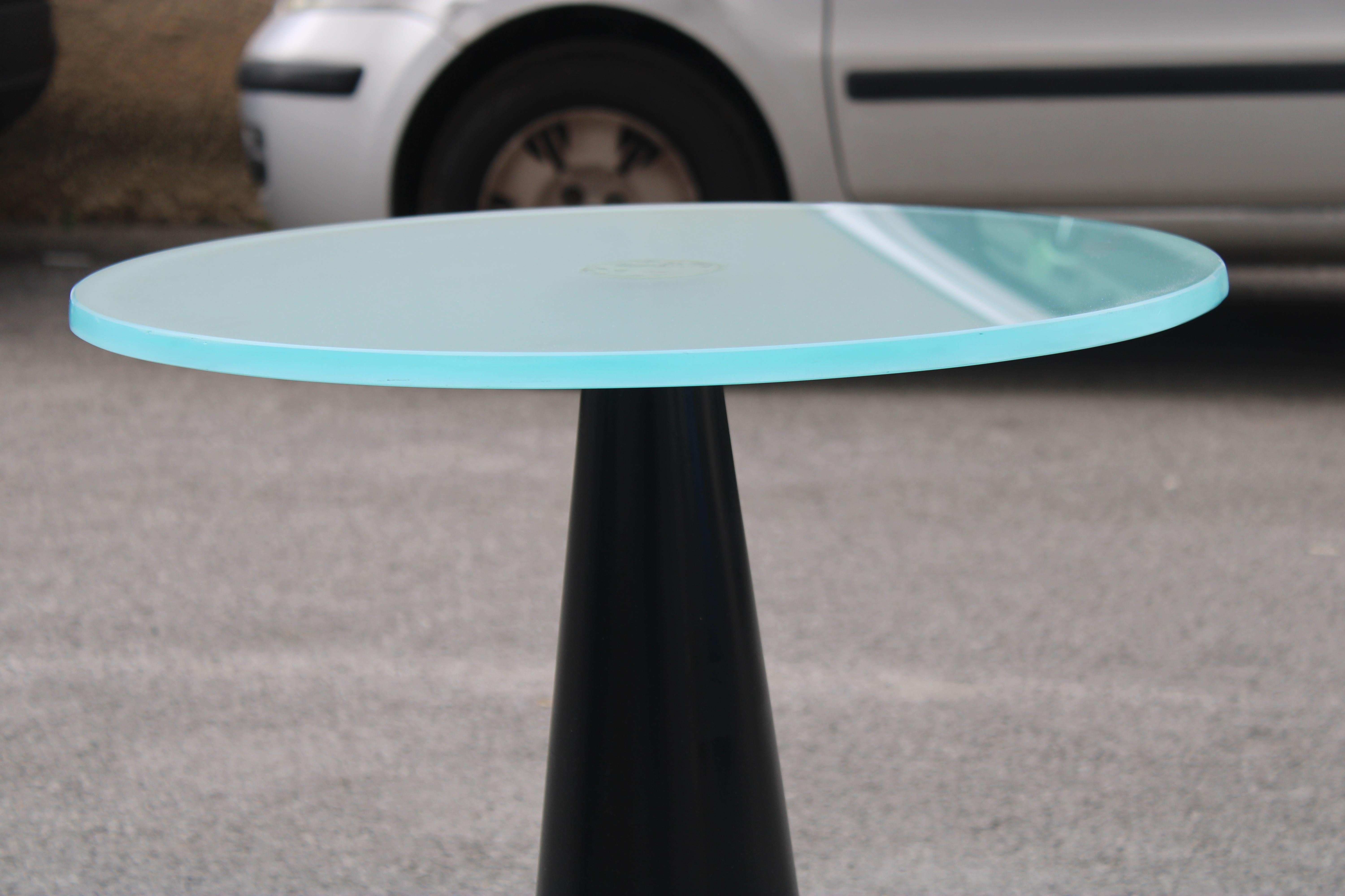 Coppia di Guèridon Lacca nera e Piano in Vetro opaco 1980 Italia Sottsass style (Glas) im Angebot