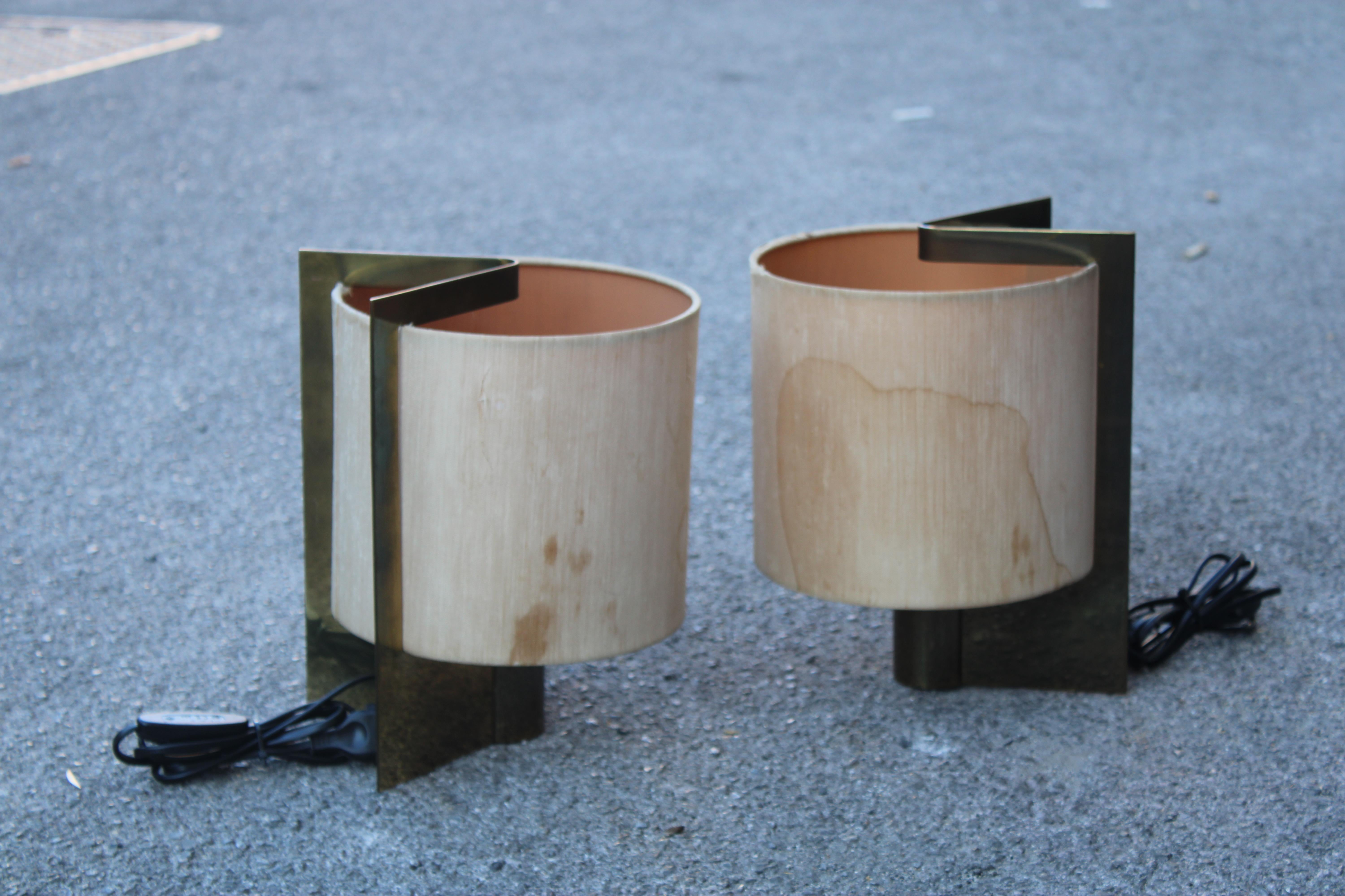Jolie paire de lampes de table en laiton massif et tissu, au design minimaliste et très élégant comme savait le faire Giuliana Gramigna.