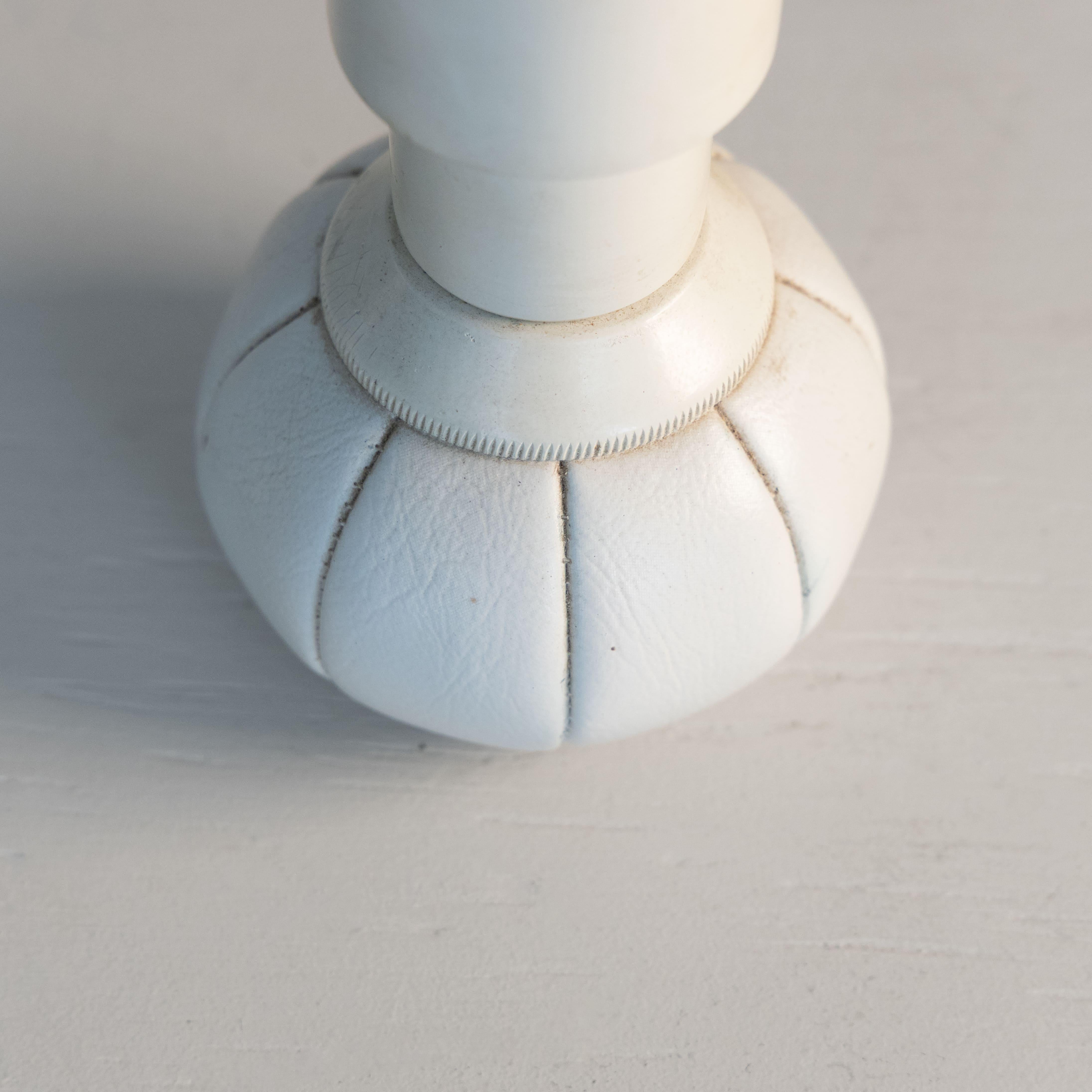 Lampe de table mod. P600, design de Gino Sarfatti pour Arteluce, Italie, 1966. Structure en métal peint, base en cuir vinyle. Légers défauts.
Bibliographie :
G. Gramigna, Repertorio del design italiano 1950-2000 per l'arredamento domestico, vol. 1,