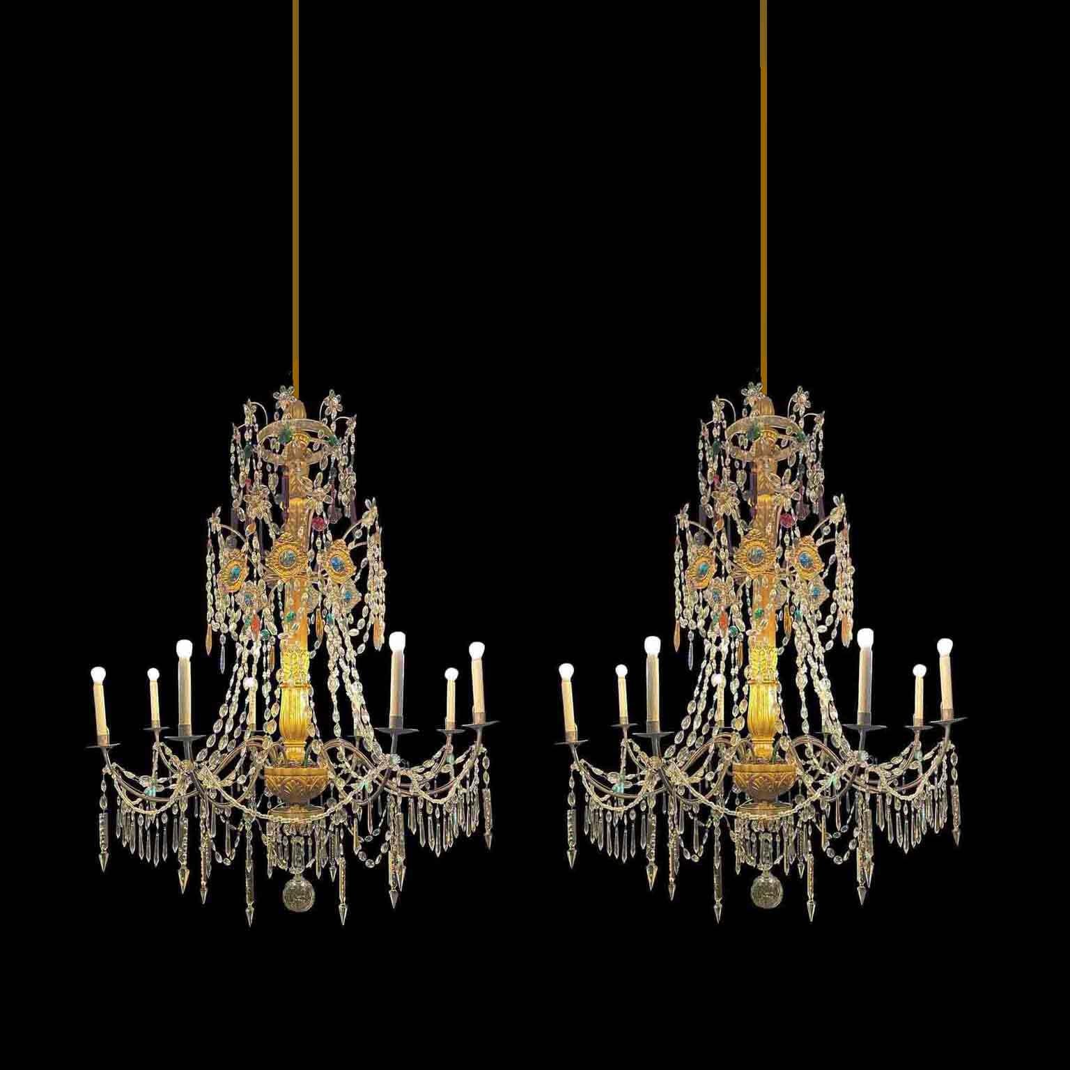 Coppia di Antichi Lampadari Impero Genovesi 1780 in Cristallo, anche colorato, autentici,  finemente intagliati in legno dorato, originali e perfettamente restaurati e rielettrificati. Questa esclusiva coppia di lampadari Italiani del XVIII secolo a