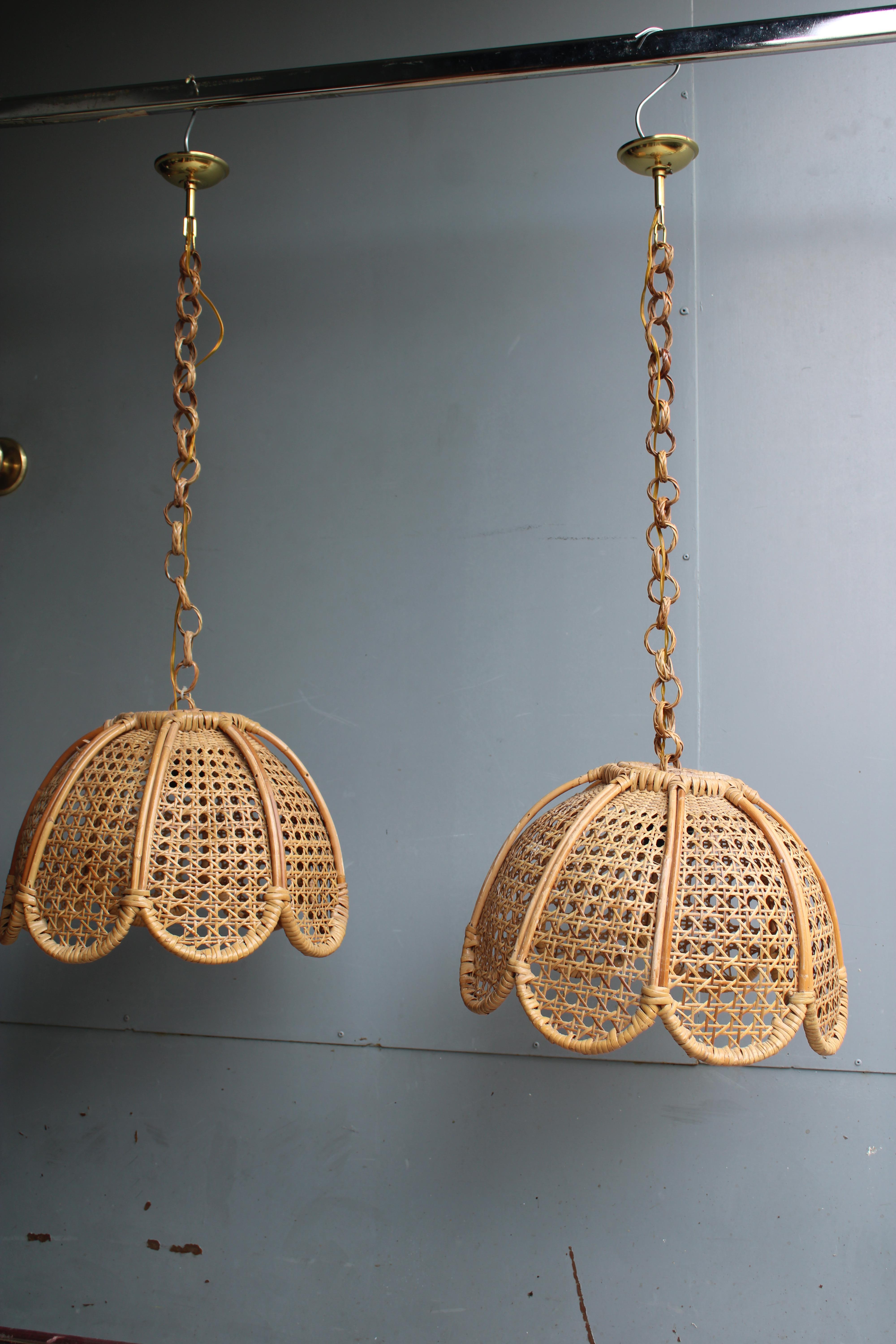 Deliziosa coppia di lampadari in bambù e Paglia realizzati a mano negli anni 1970 , altezza solo cupola cm.25