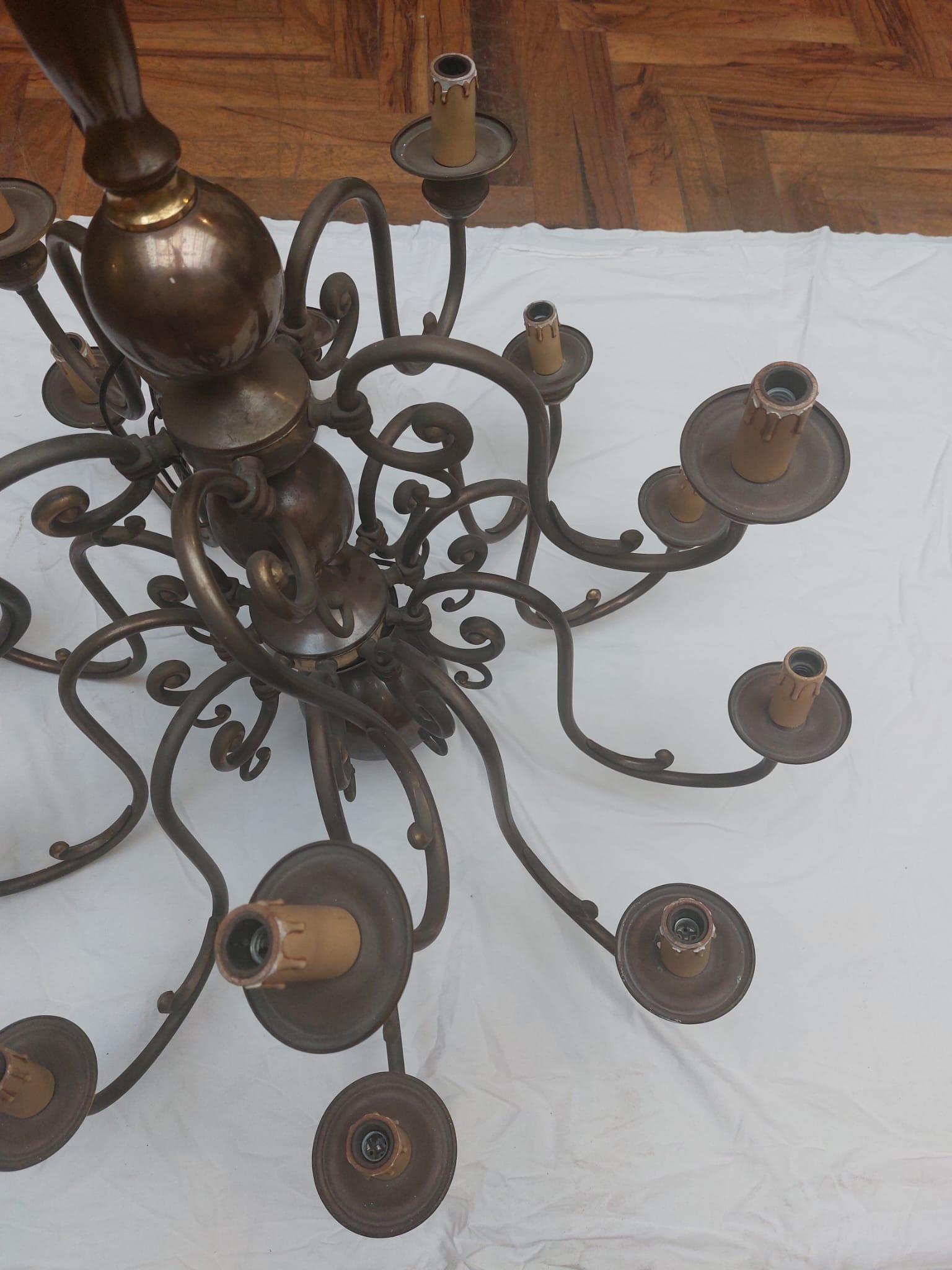 Pair of bronze chandeliers in 17th-century Dutch style In Good Condition For Sale In Milano, IT