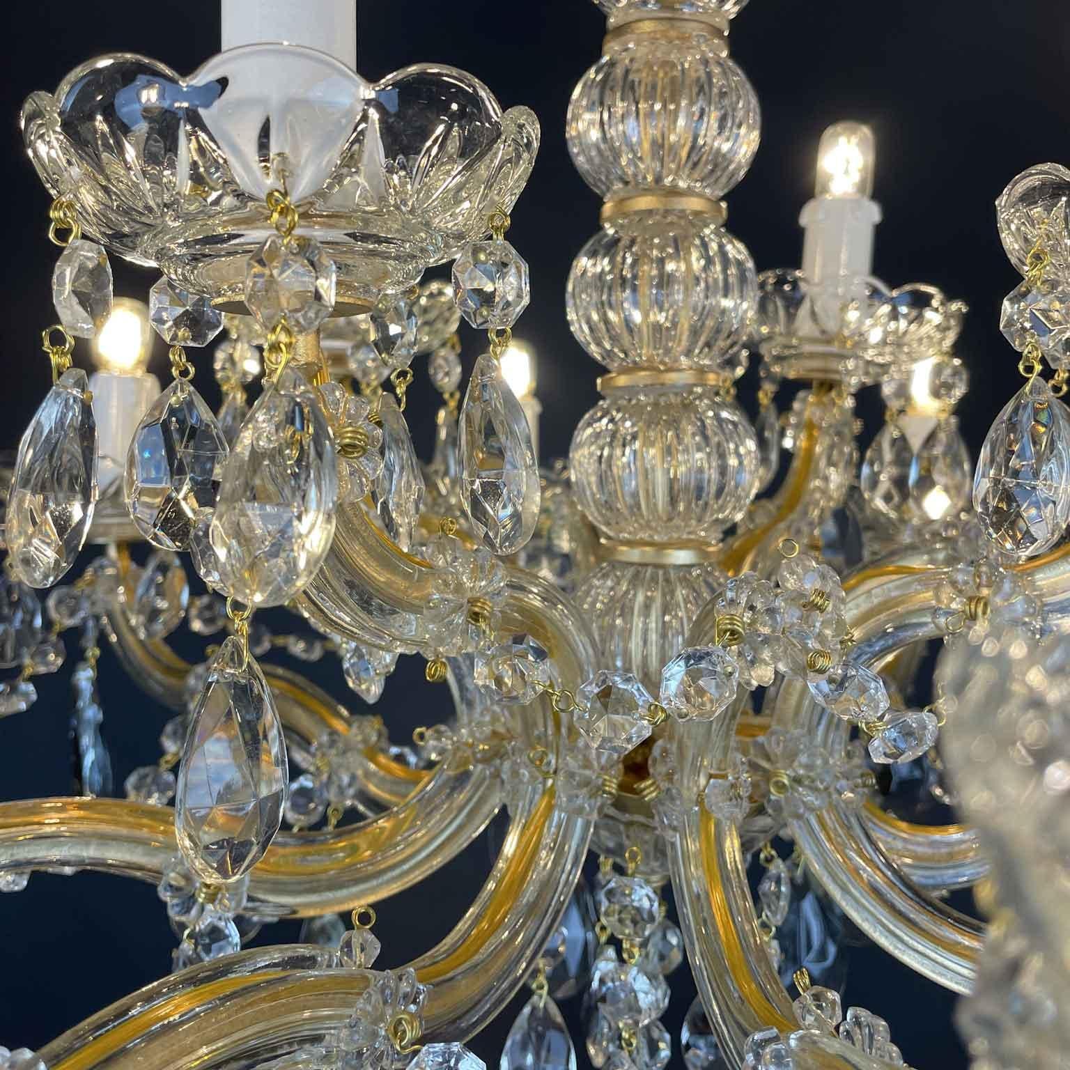 Paire de lustres italiens en cristal Maria Teresa à douze lumières 20e siècle en vente 9