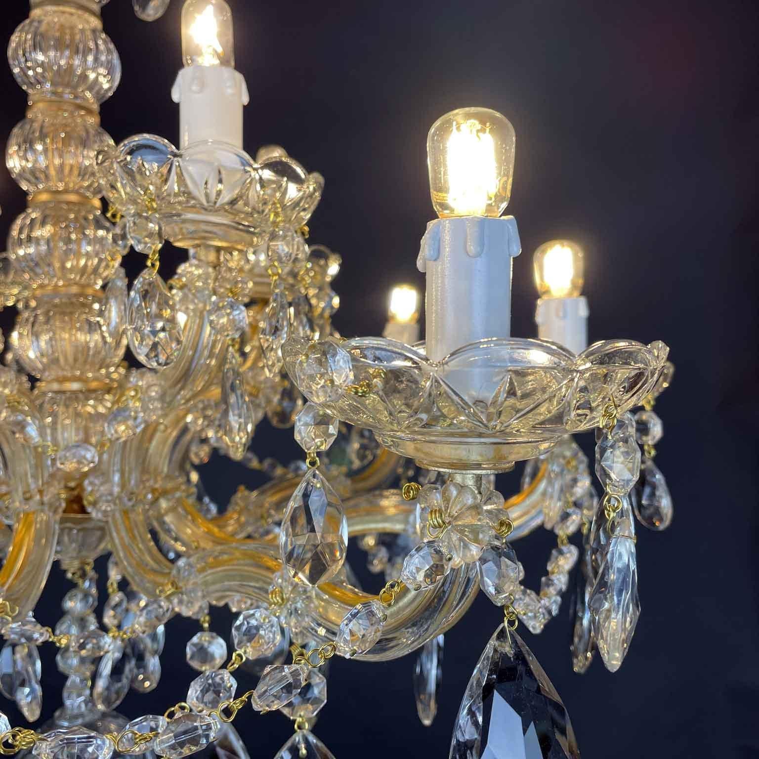 Paire de lustres italiens en cristal Maria Teresa à douze lumières 20e siècle en vente 11