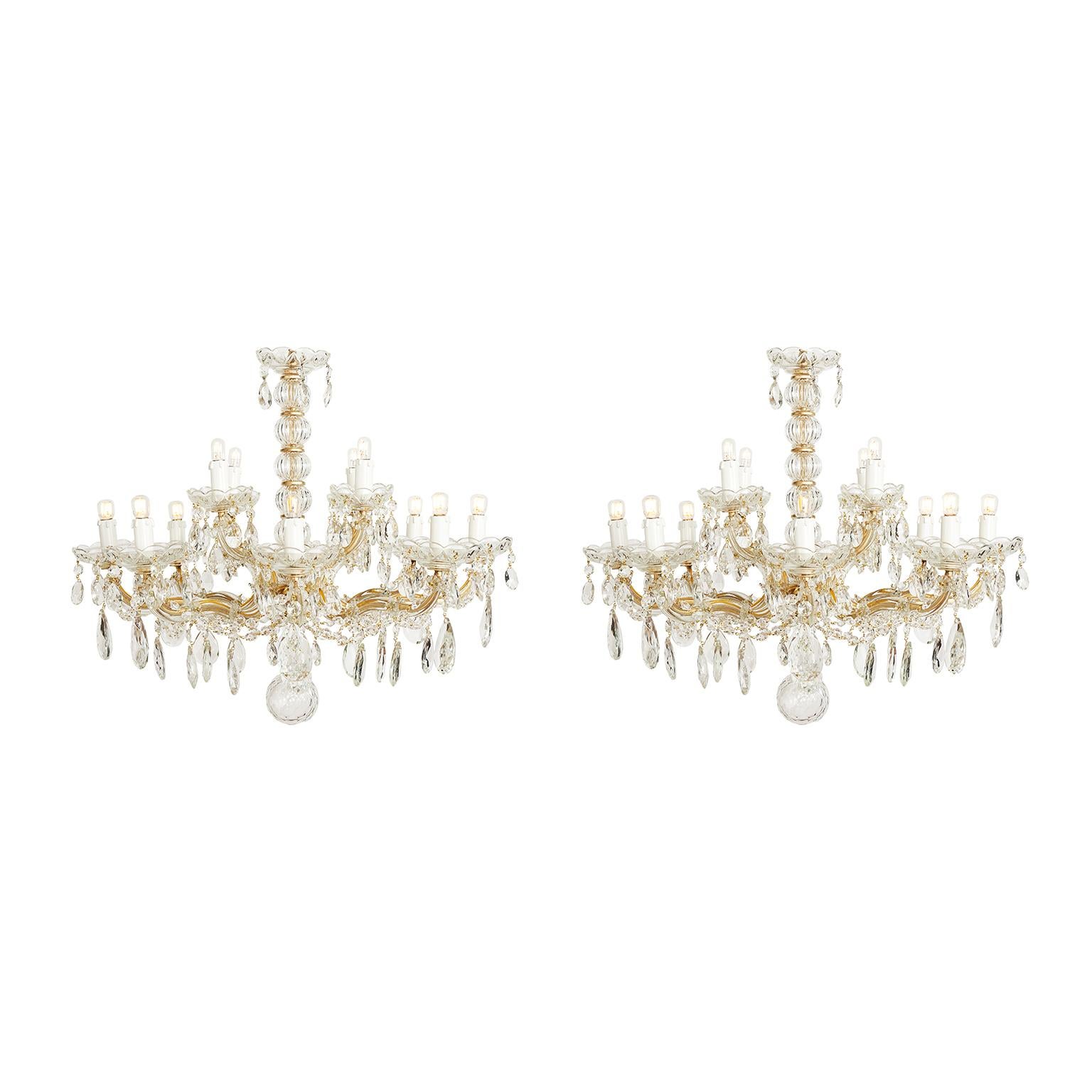 Facetté Paire de lustres italiens en cristal Maria Teresa à douze lumières 20e siècle en vente