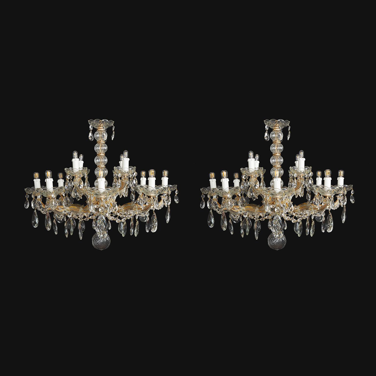 Paire de lustres Maria Teresa à douze lumières, années 1950  paire de pendentifs italiens en cristal avec douze bras courbés disposés en deux rangées et une tige centrale composée d'éléments sphériques en cristal.

Fabriquée en Italie au milieu du
