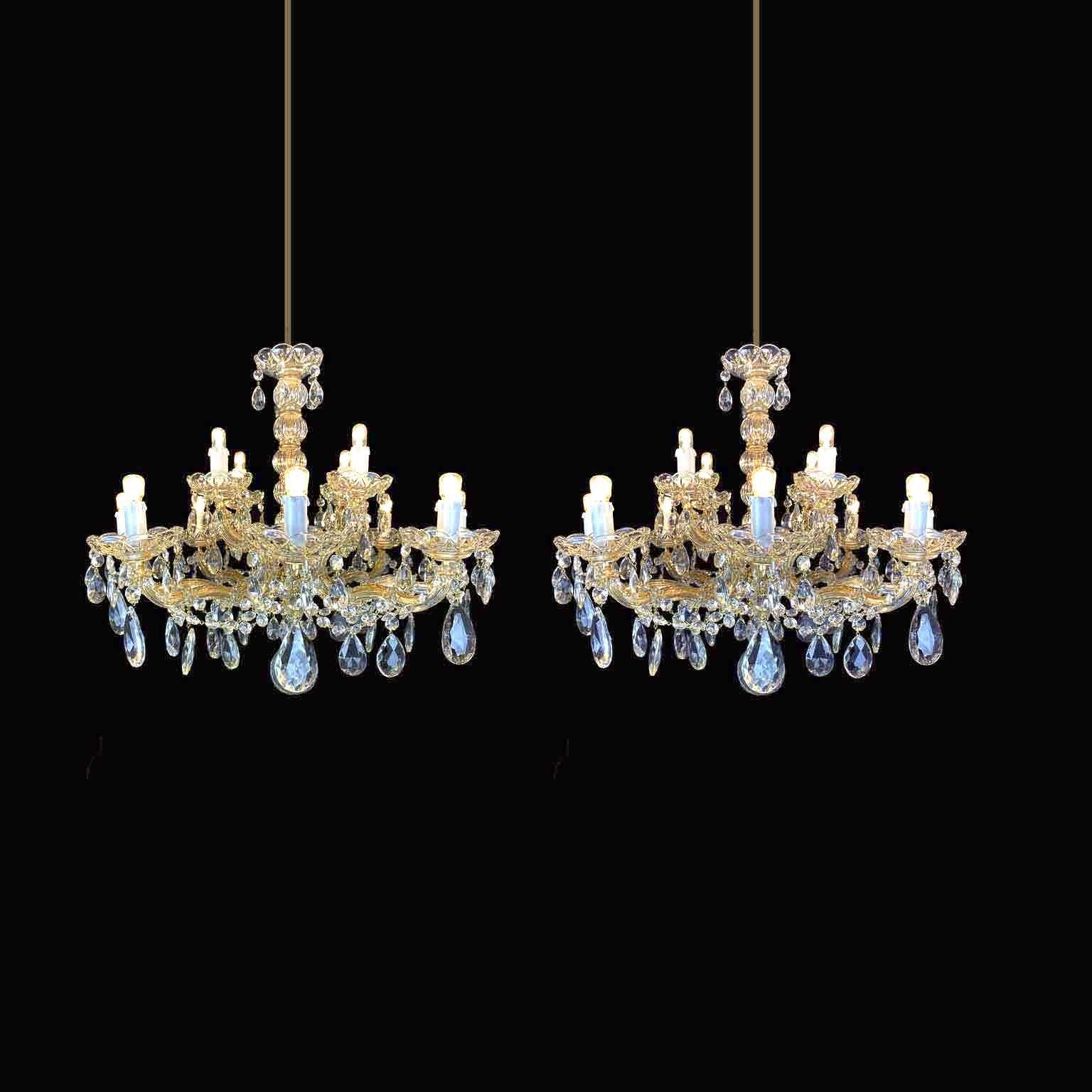 Italian Paire de lustres italiens en cristal Maria Teresa à douze lumières 20e siècle en vente