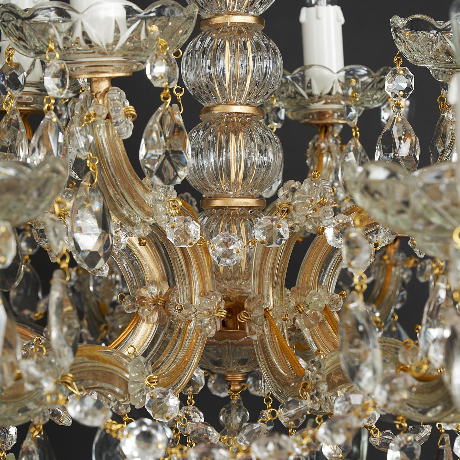 Paire de lustres italiens en cristal Maria Teresa à douze lumières 20e siècle en vente 1