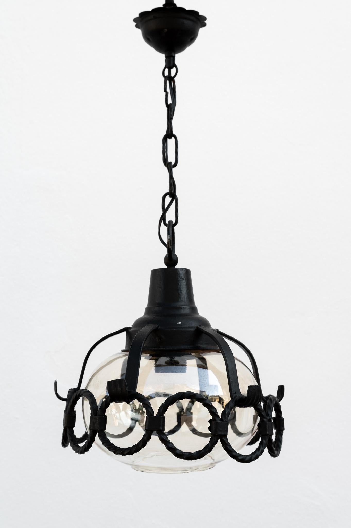 Coppia di Lampadari in ferro battuto, Made in Italy, Anni '60.
Bellissima coppia di lampadari ORIGINALI Anni '60 con catena regolabile. E' stato ricablato e mantiene la patina del tempo. Le condizioni sono eccellenti, può presentare lievi segni del