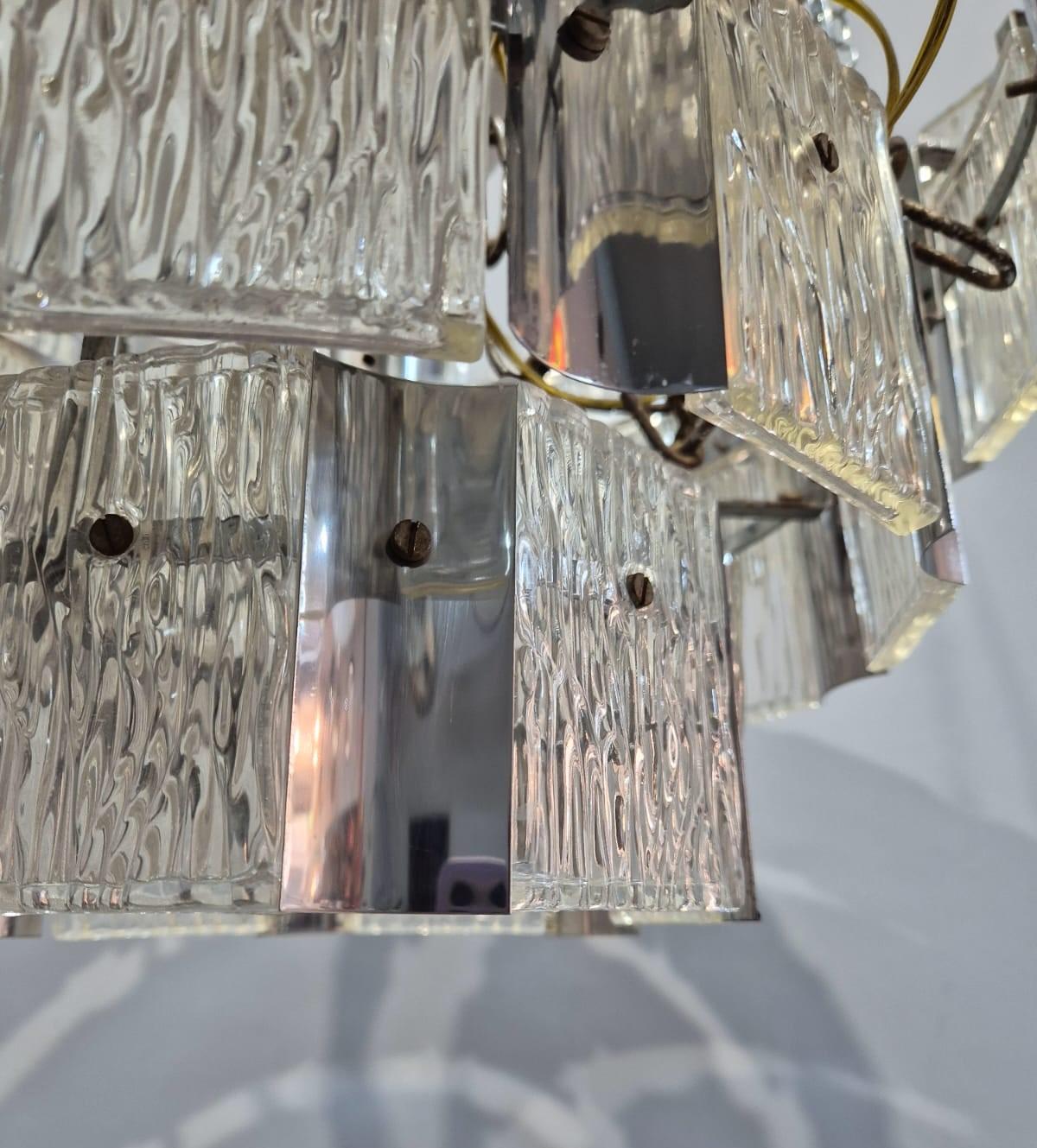 Coppia di lampadari in vetro di murano e metallo in vendita 6