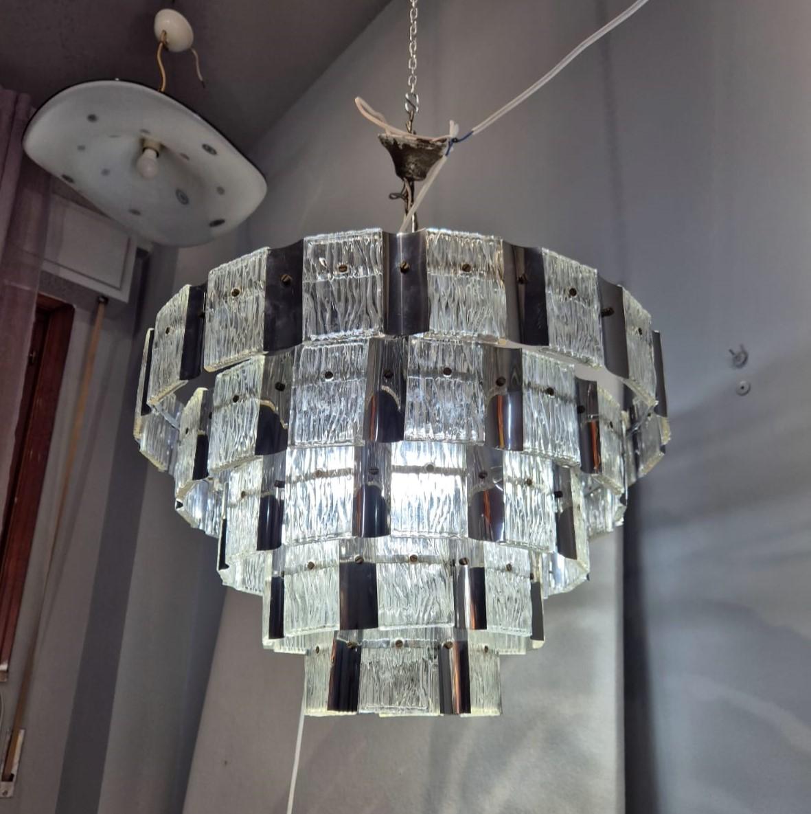 Mid-20th Century Coppia di lampadari in vetro di murano e metallo in vendita