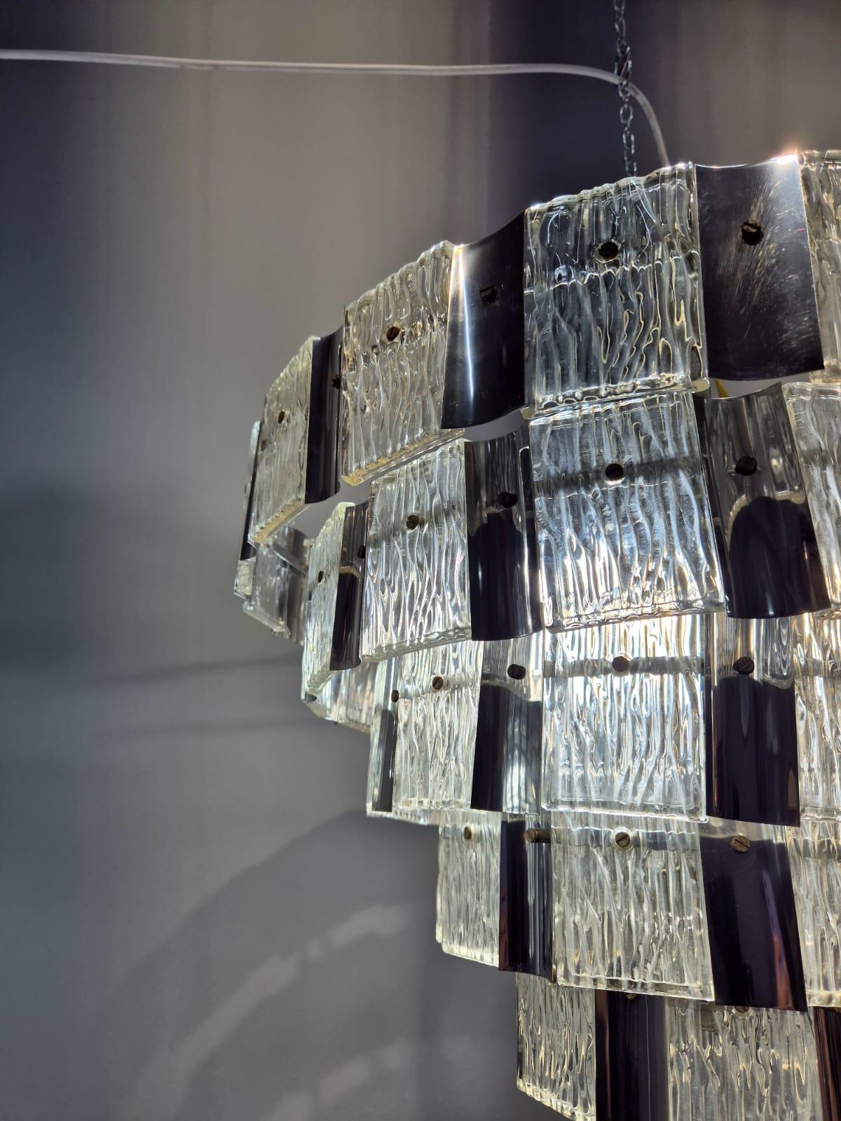 Coppia di lampadari in vetro di murano e metallo in vendita 1