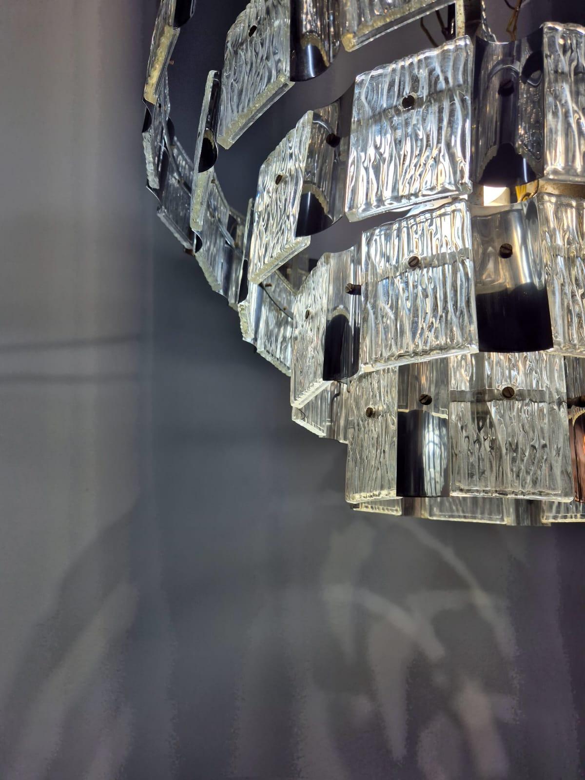 Coppia di lampadari in vetro di murano e metallo in vendita 2