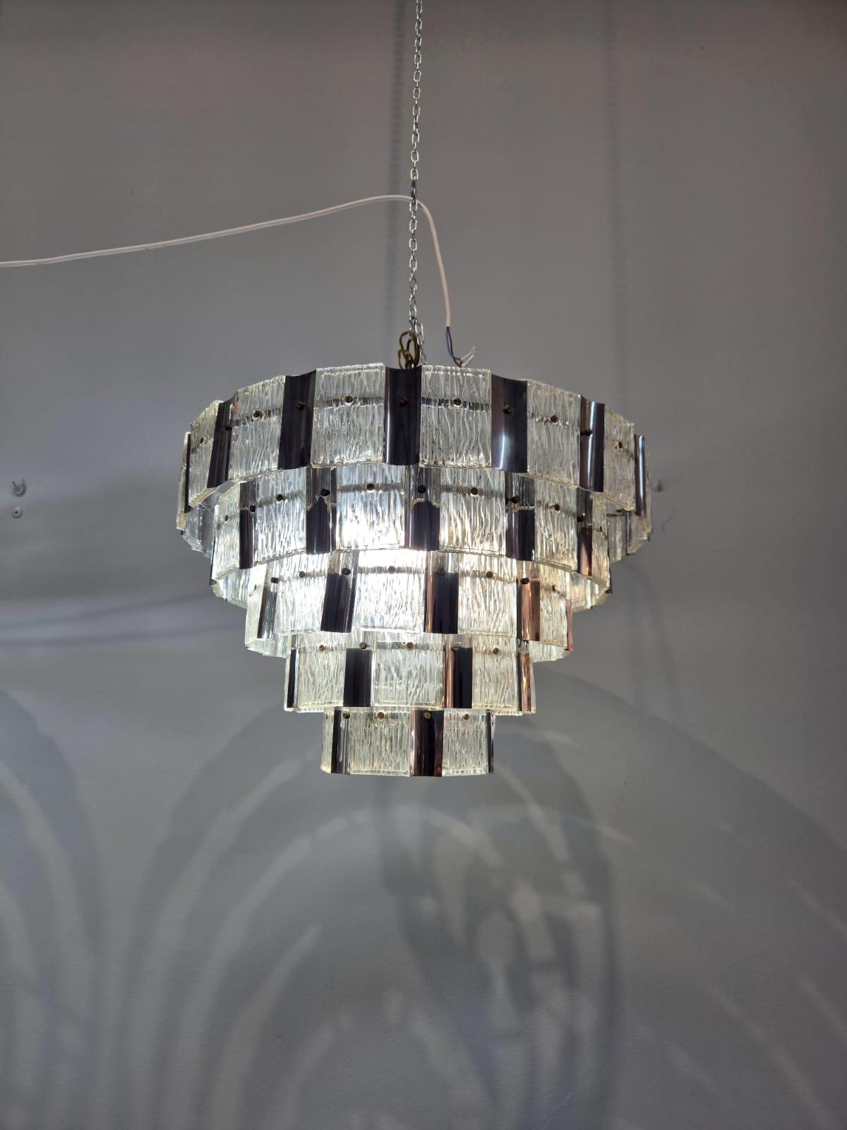 Coppia di lampadari in vetro di murano e metallo in vendita 3