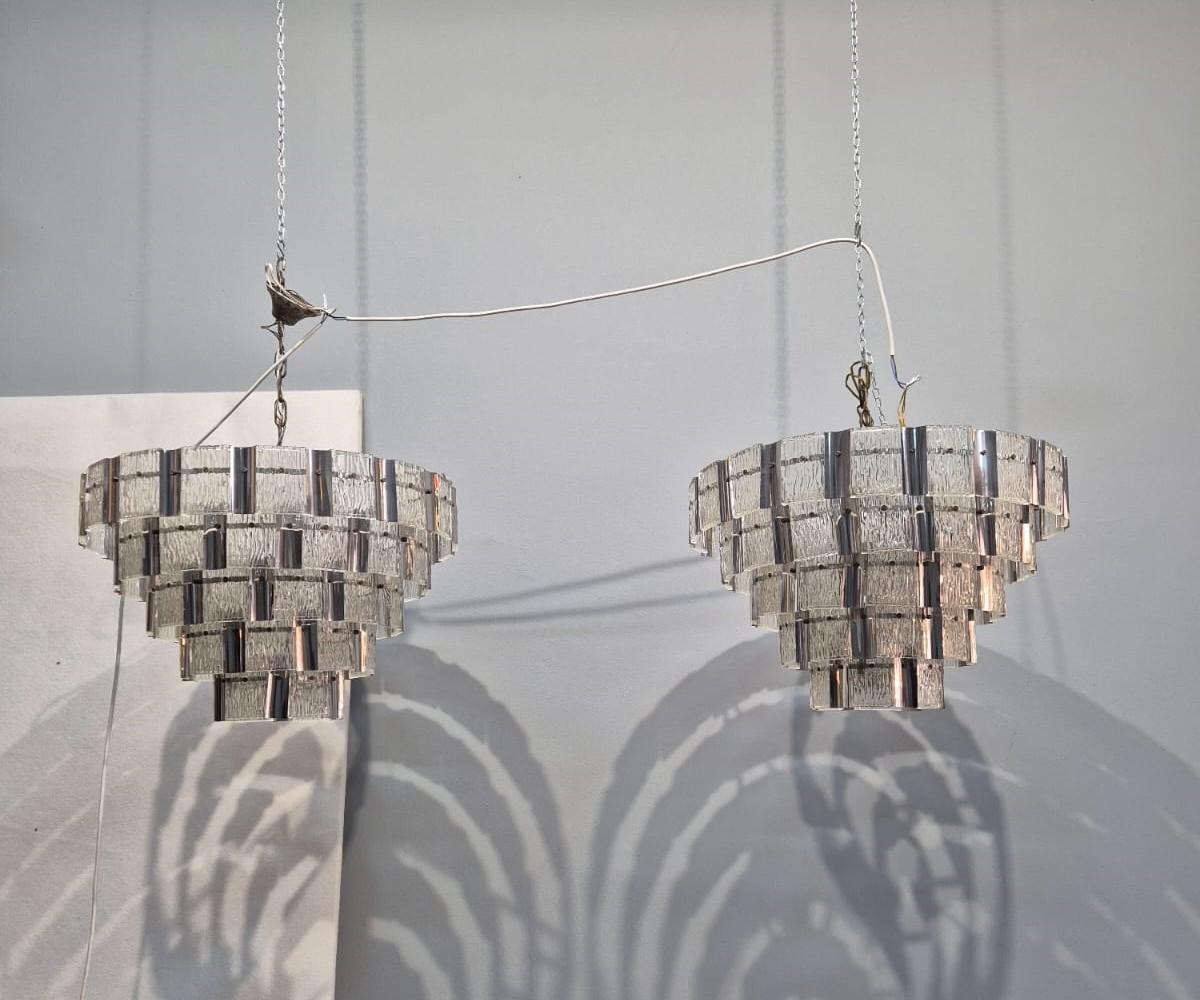 Coppia di lampadari in vetro di murano e metallo in vendita 4