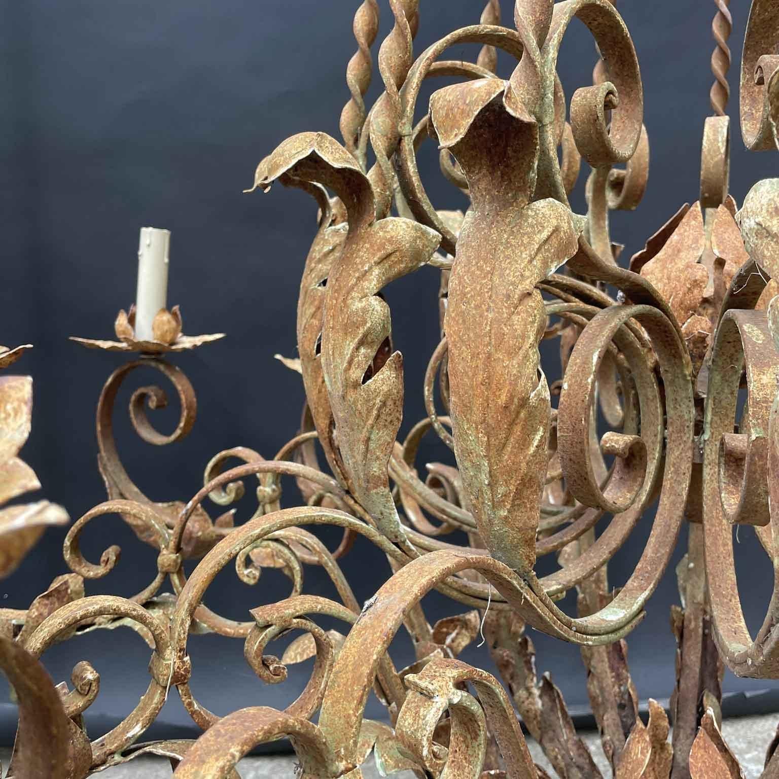 Coppia Di Grandi Lampadari Italiani In Ferro Stile Rococo 1970s Fatti a Mano 3