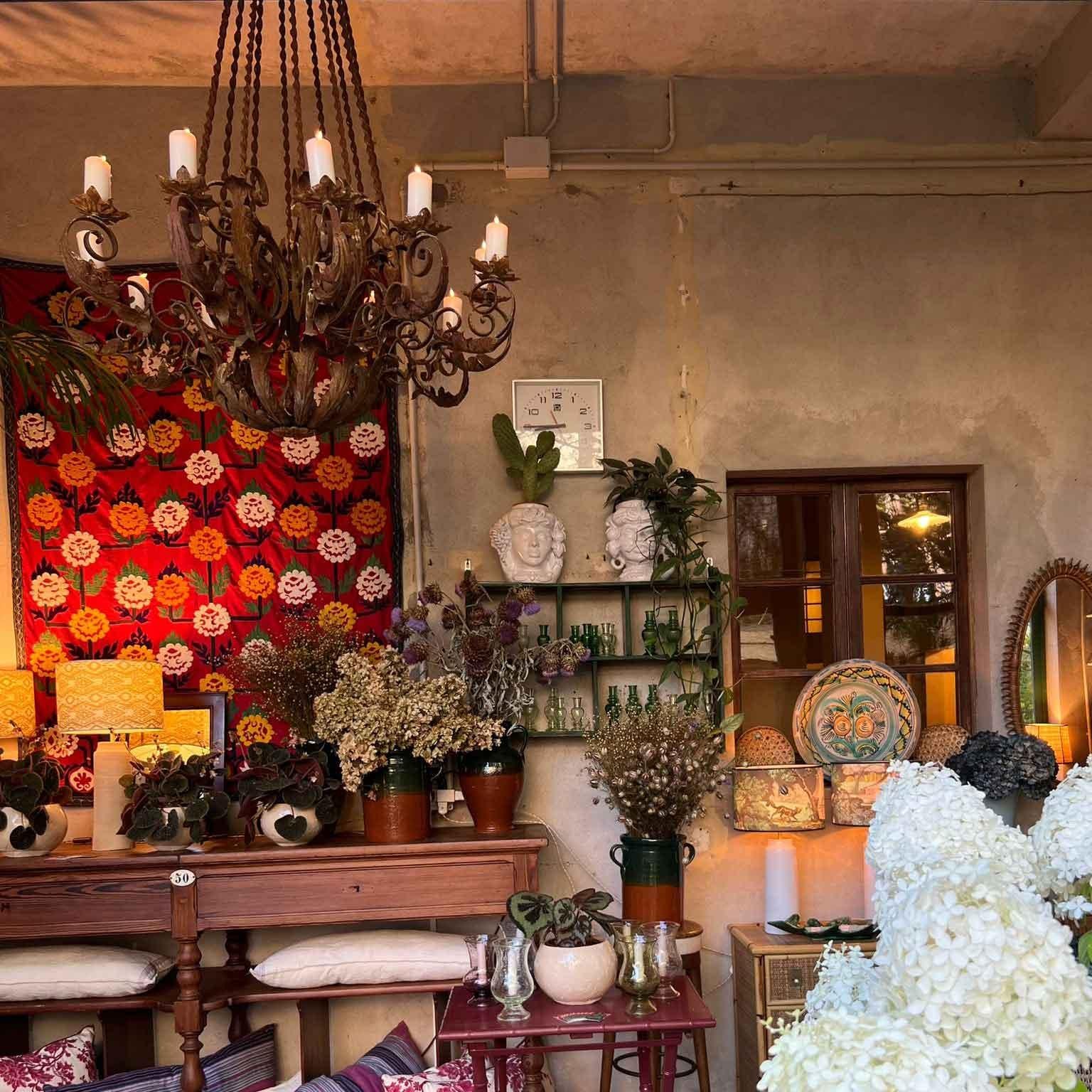 Coppia Di Grandi Lampadari Italiani In Ferro Stile Rococo 1970s Fatti a Mano In condizioni buone a Milano, MI