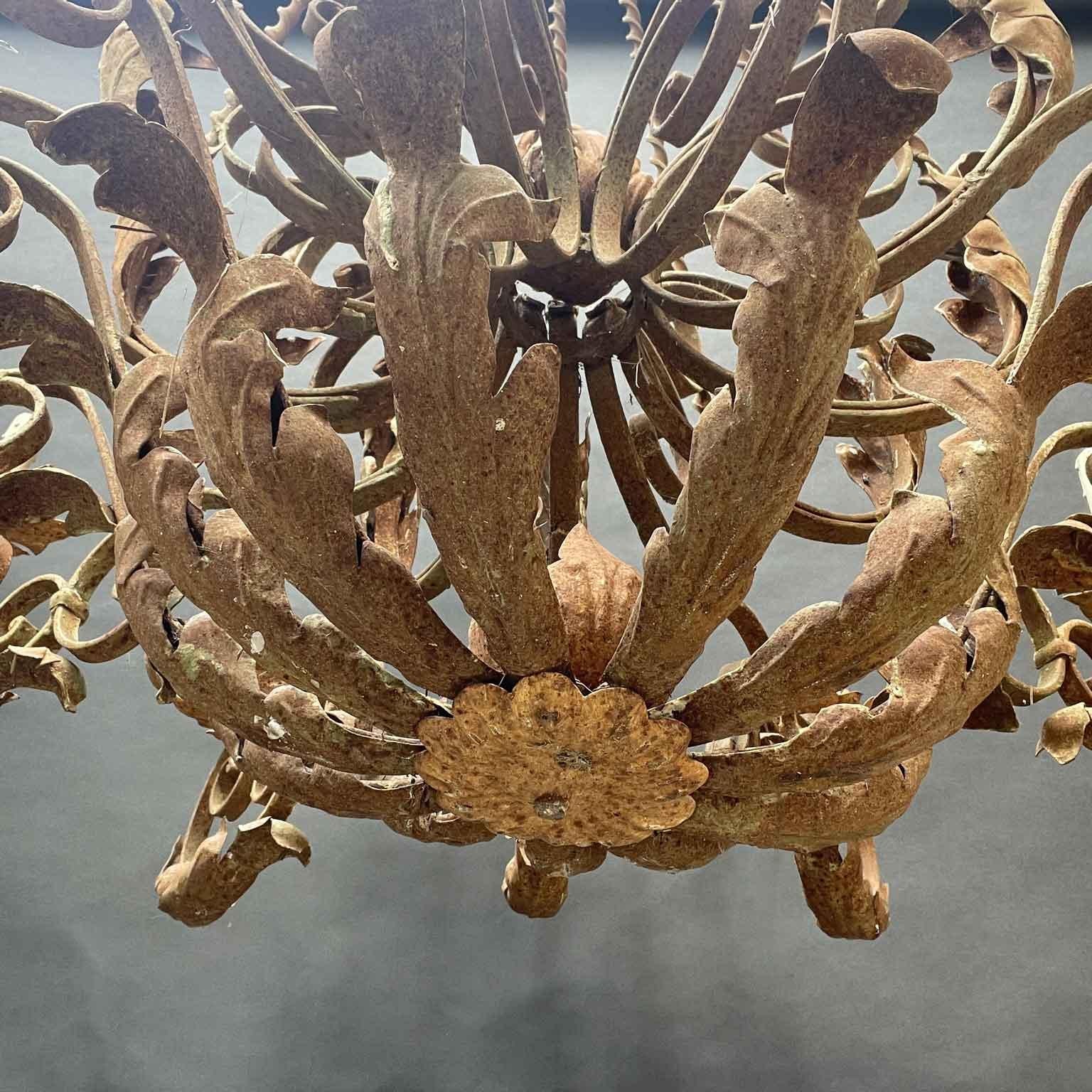 Ferro battuto Coppia Di Grandi Lampadari Italiani In Ferro Stile Rococo 1970s Fatti a Mano