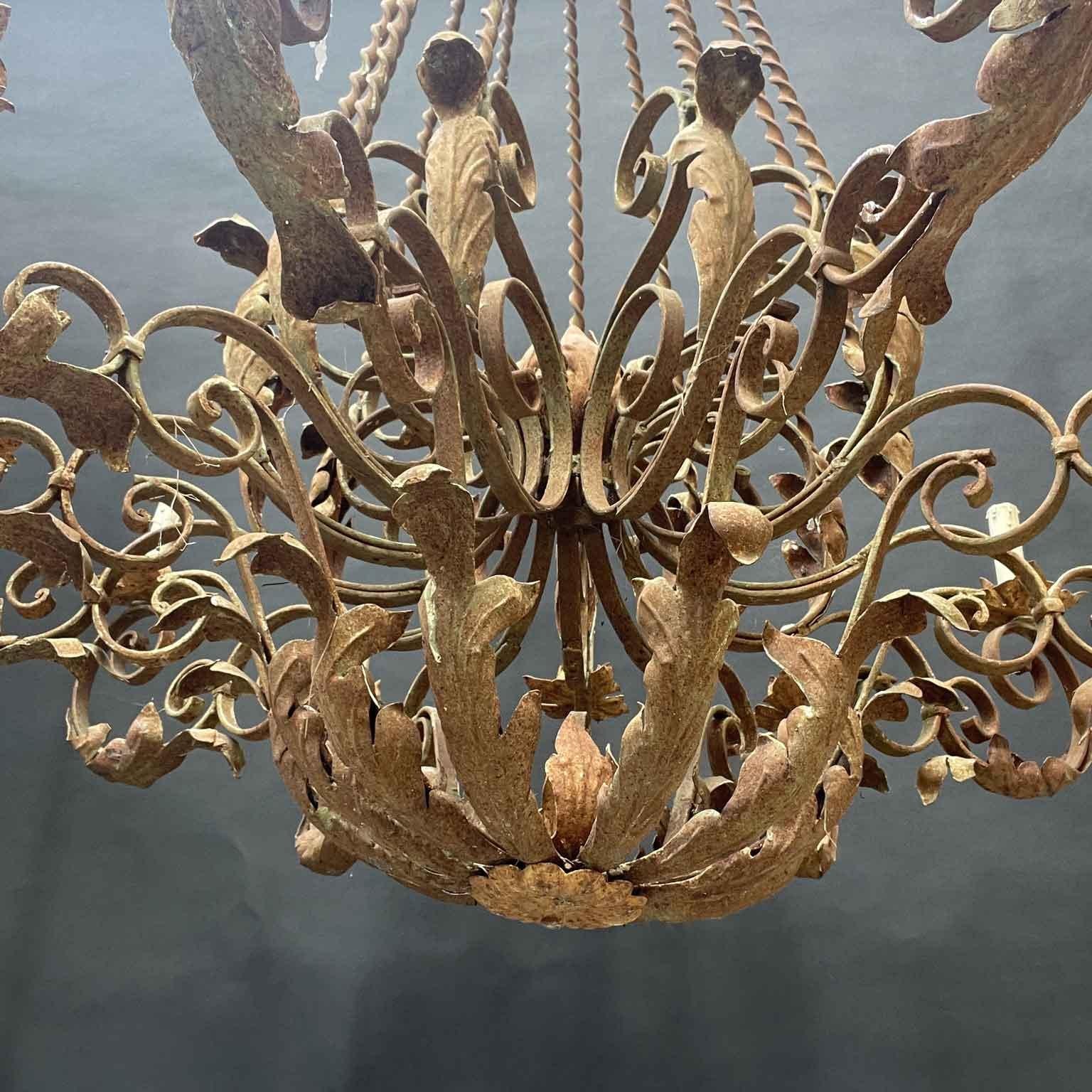 Coppia Di Grandi Lampadari Italiani In Ferro Stile Rococo 1970s Fatti a Mano 1