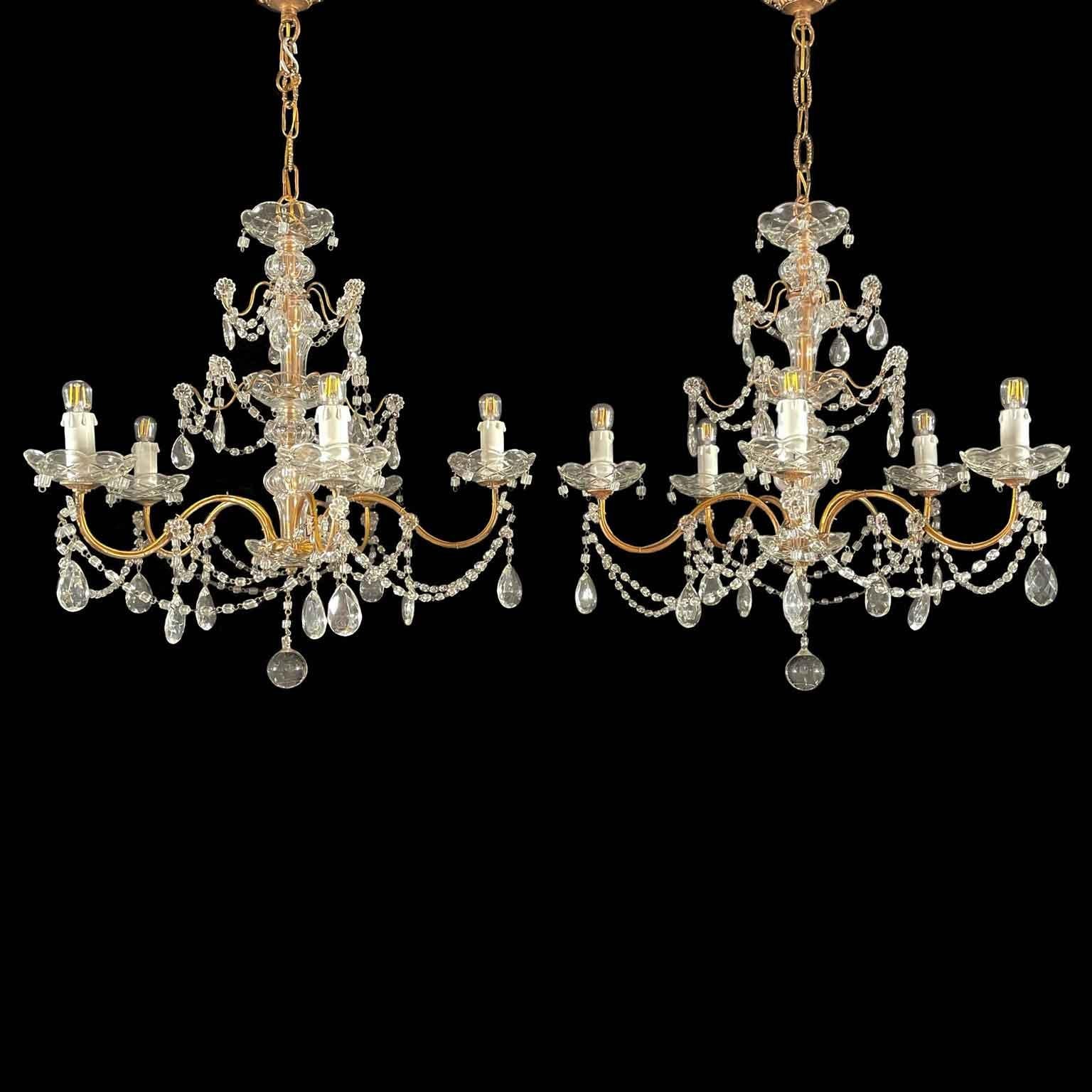 Este par de arañas de cristal italiano de los años 50, perfectamente restauradas, tienen cinco brazos con un tallo central compuesto por elementos de cristal superpuestos y un marco de hierro dorado, listas para ser instaladas.
La estructura tiene