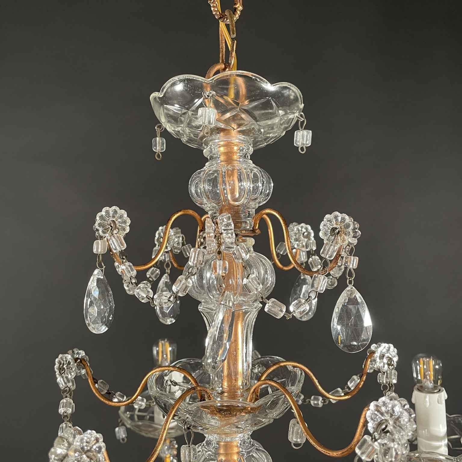 Pareja De Candelabros Italianos De Cristal Y Hierro Dorado Cinco Luces Circa 1955 en Bueno estado para la venta en Milano, MI
