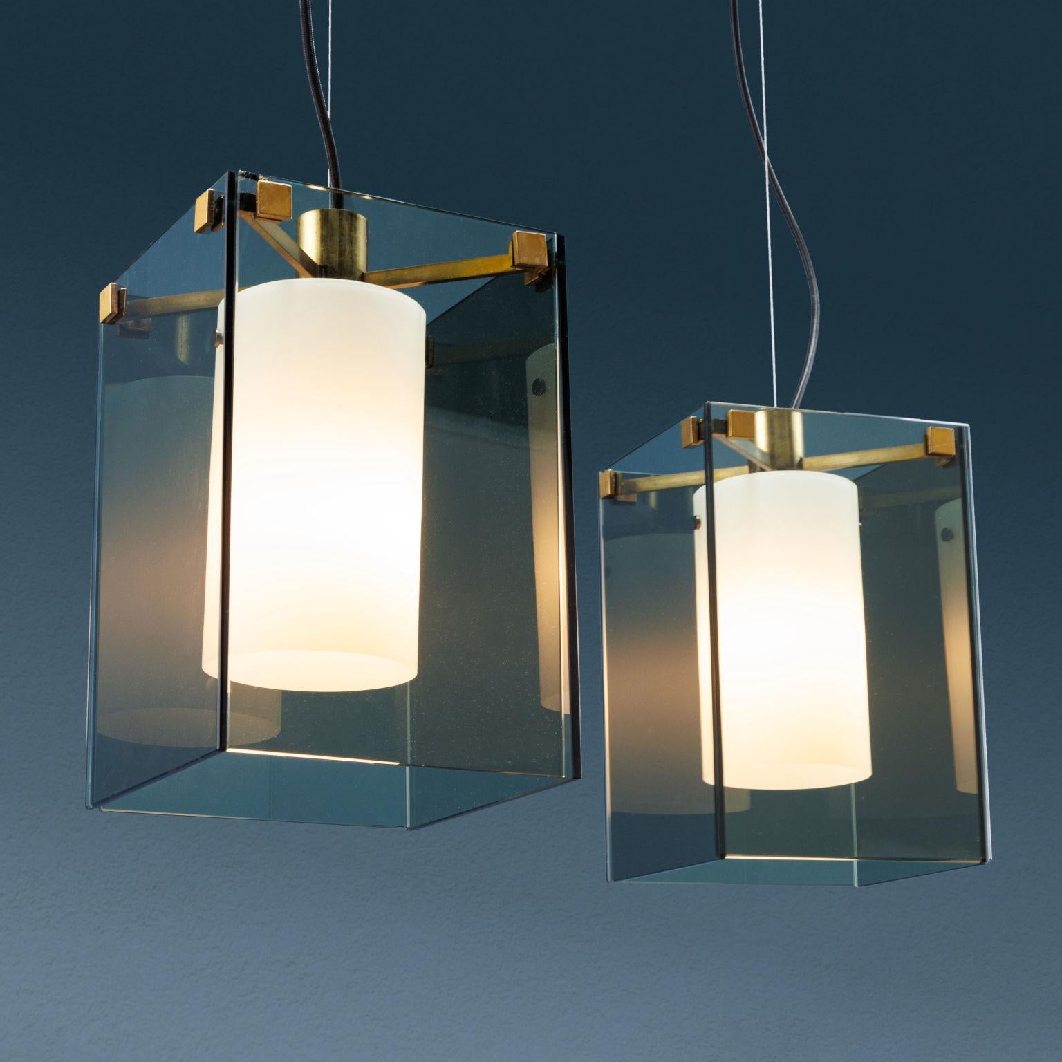 Due lampade da soffitto modello '2211' di Max Ingrand per FontanaArte. Corpo in cristalli grigi, schermo in vetro diffusore bianco satinato, montatura in
ottone nichelato. Lampade anni '50 '60 in ottime condizioni originali.