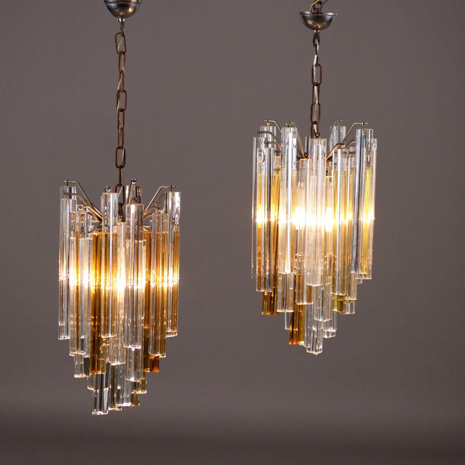 Lámparas con estructura de metal y colgantes de cristal transparente y ámbar. 