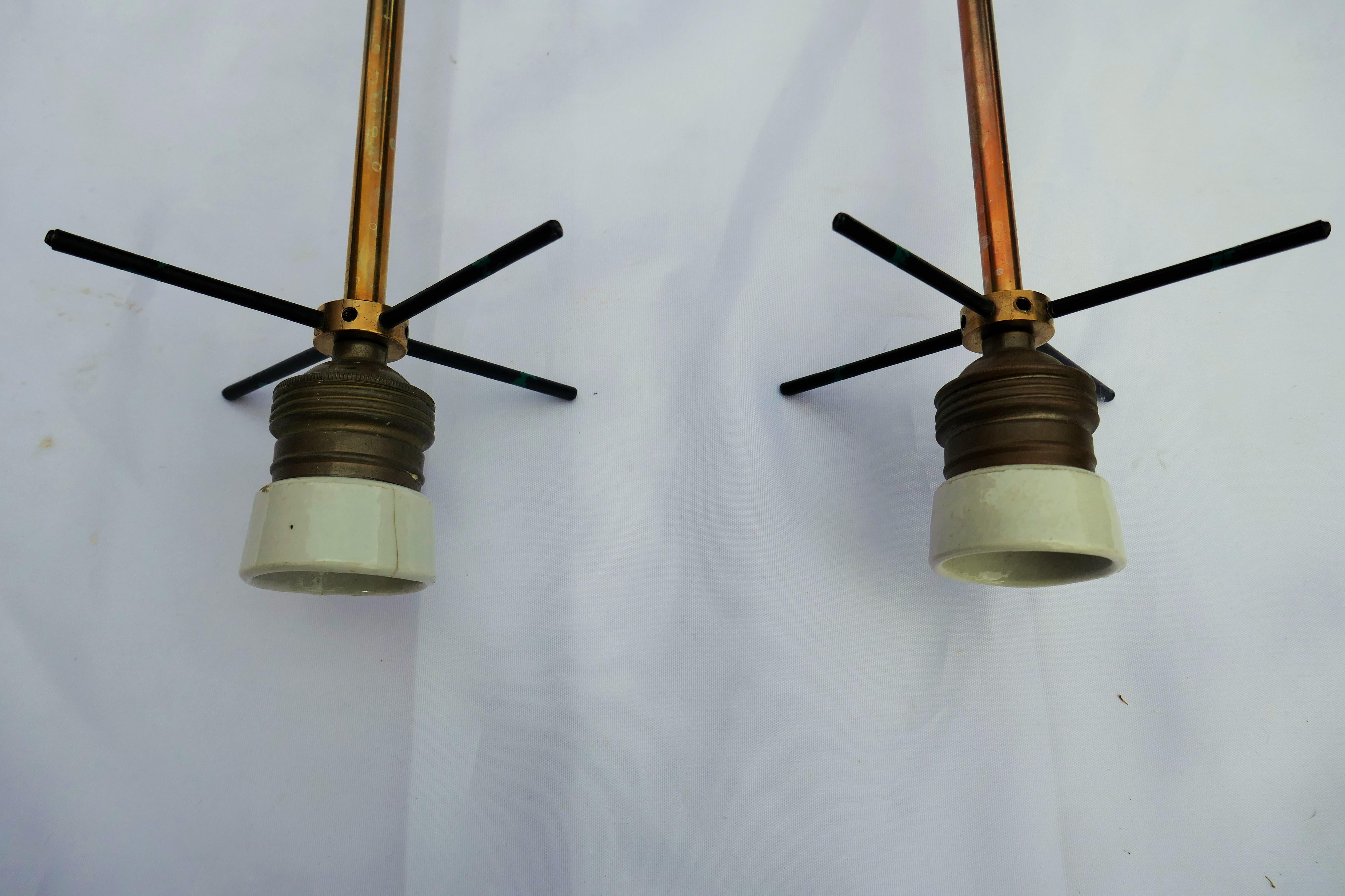 Mid-20th Century Paire de lampes suspendues attribuées à Stilnovo en vente