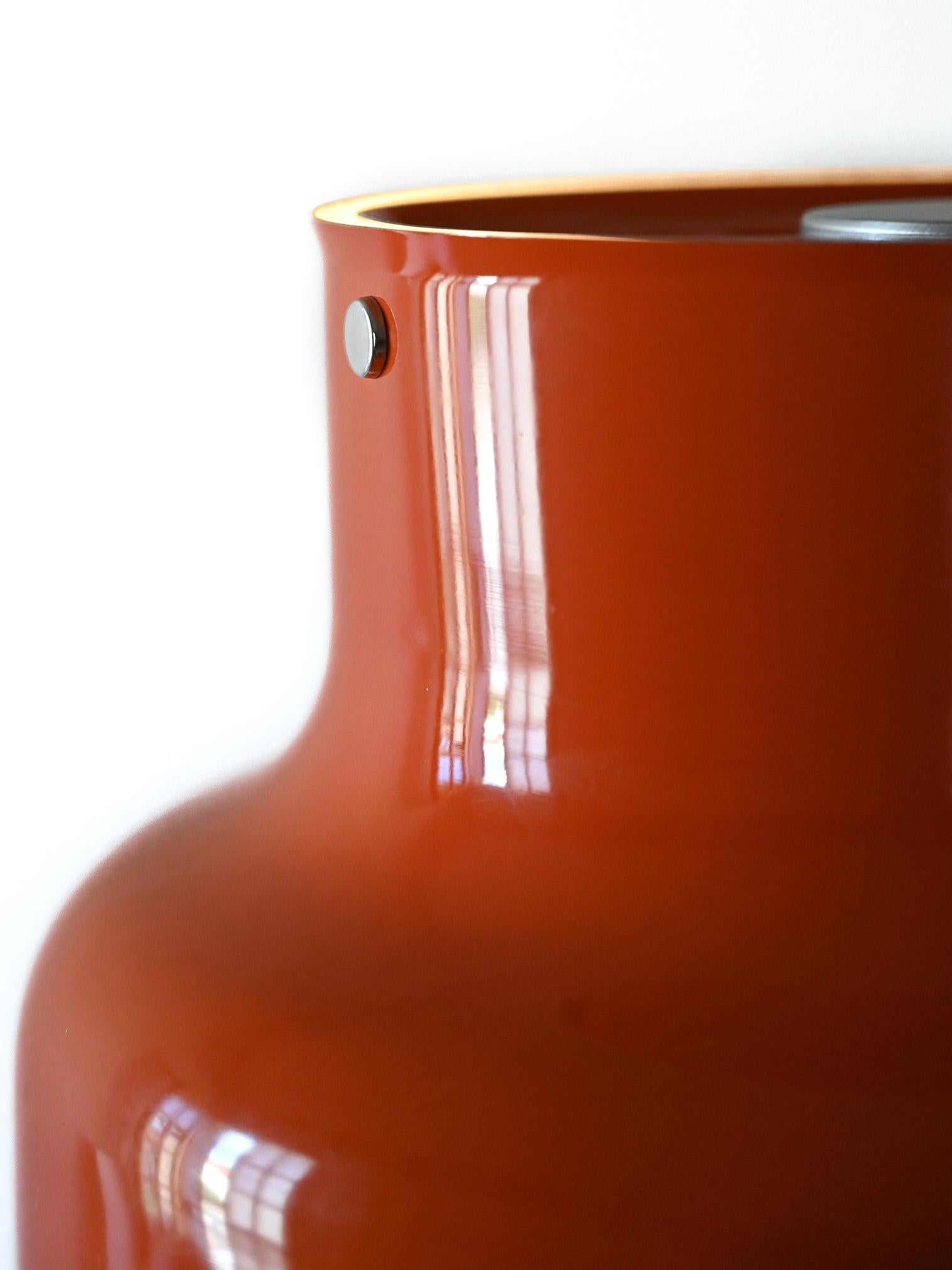 Lampe scandinave iconique des années 1960, modèle 'Bumling' par Anders Pehrson pour Ateljé Lyktan, en métal orange avec interrupteur et étiquette d'origine.

Paire iconique de lampes suspendues suédoises modèle 