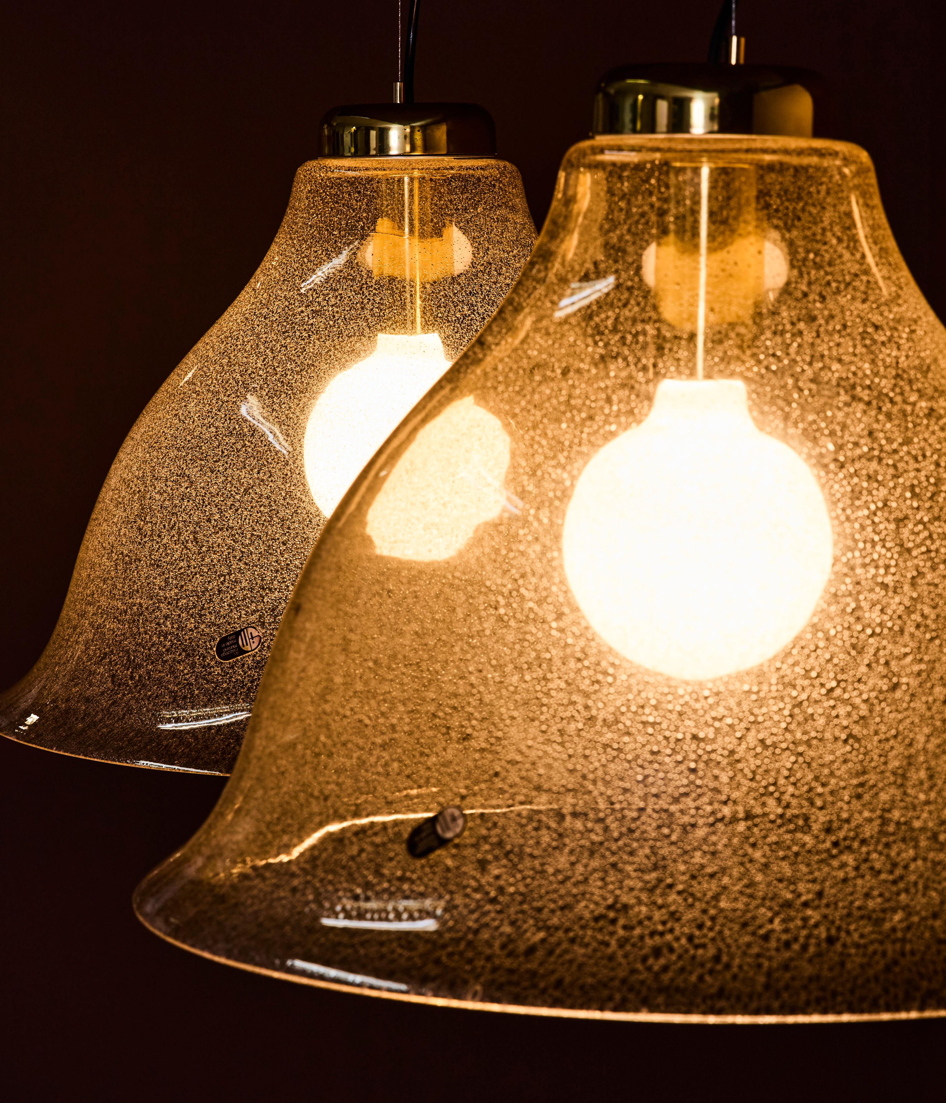 Coppia di grandi lampade da soffitto a campana in vetro pulegoso mod. LS108, color bronzo disegnate da Carlo Nason per A.V. Mazzega nei primi anni '70. Si tratta di due lampade provenienti da un fondo di magazzino e quindi in condizioni pari al