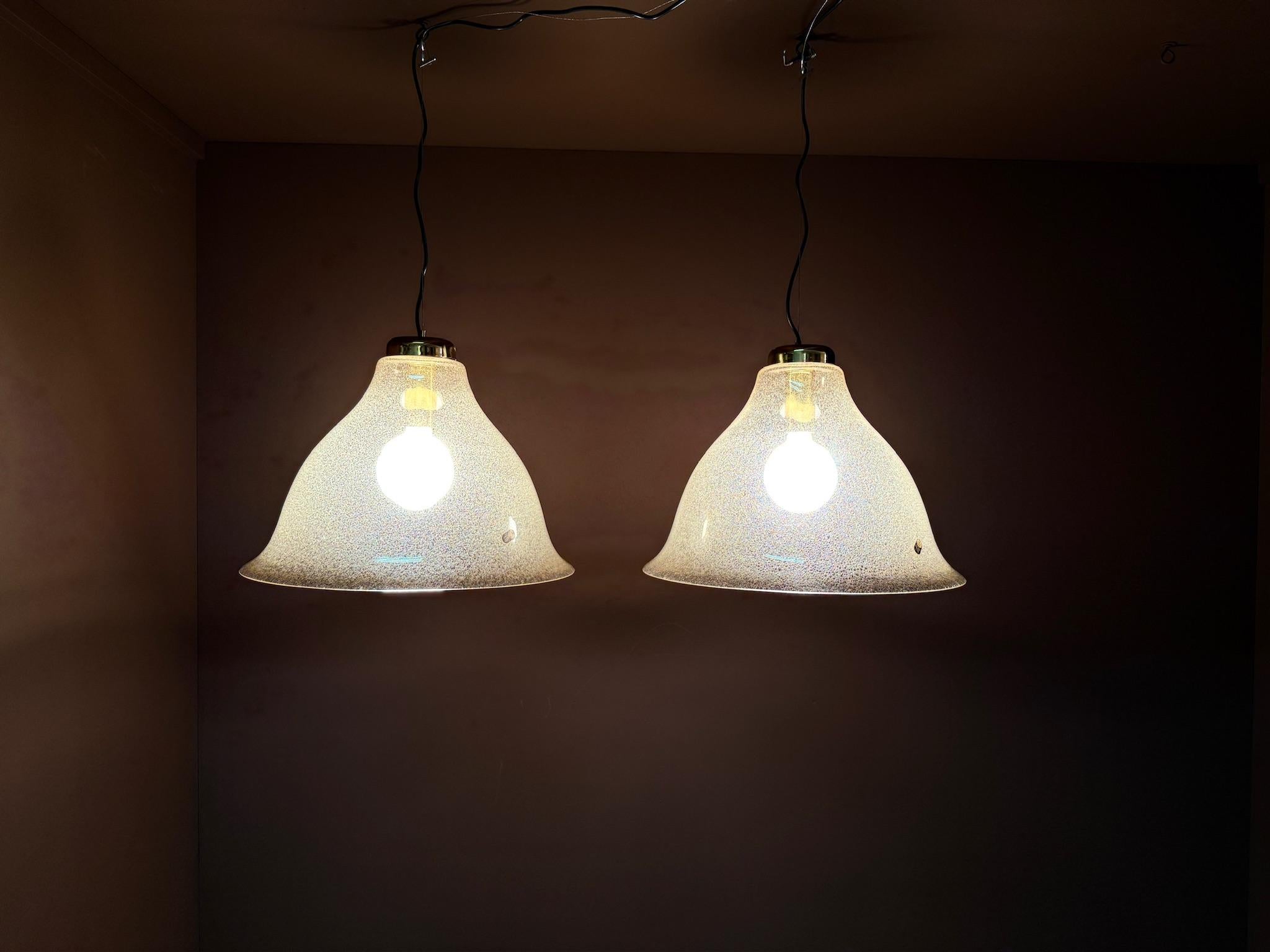 Pareja de lámparas colgantes de Carlo Nason para Mazzega Cristal de Murano en venta