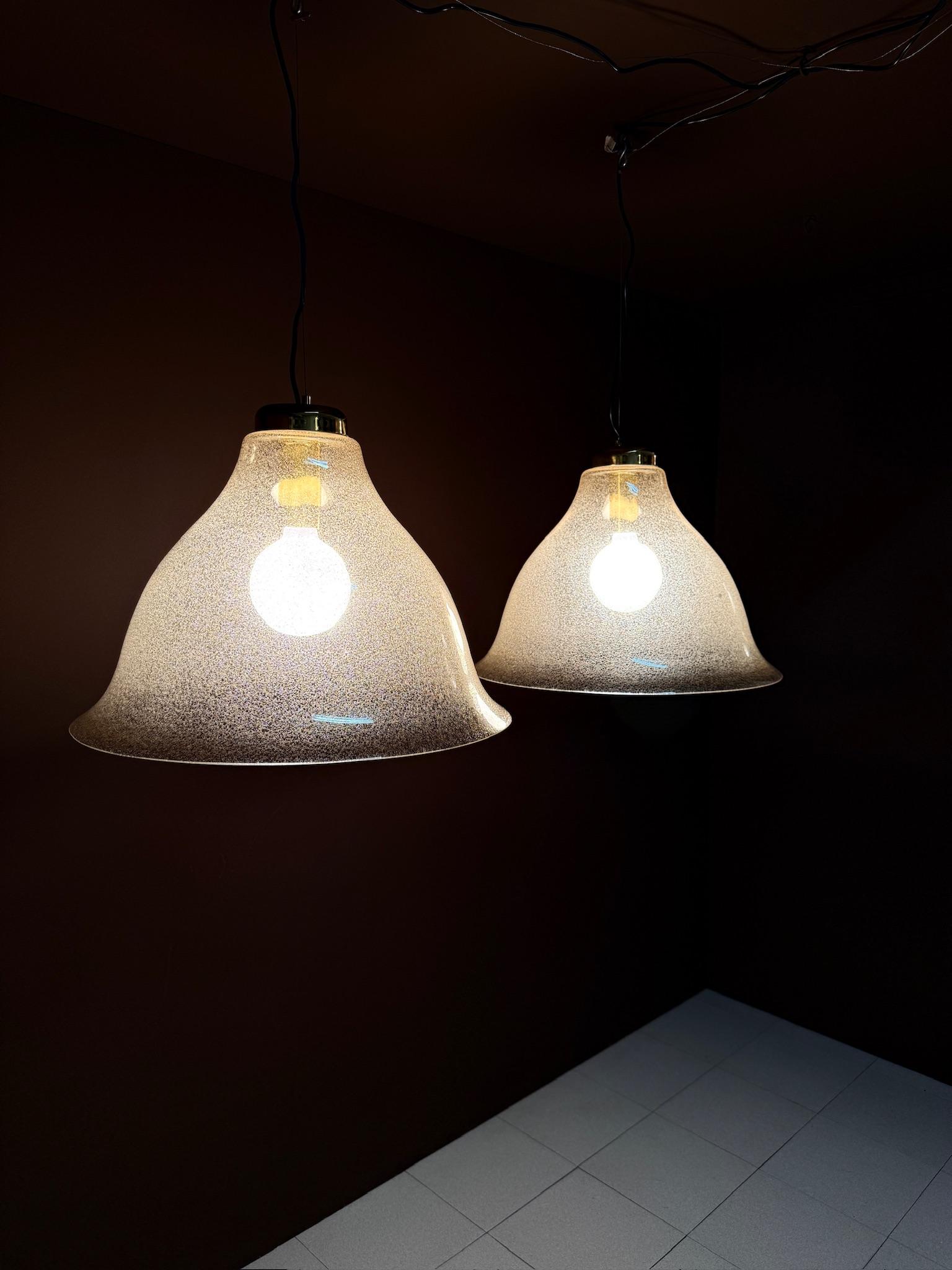 Pareja de lámparas colgantes de Carlo Nason para Mazzega en venta 1