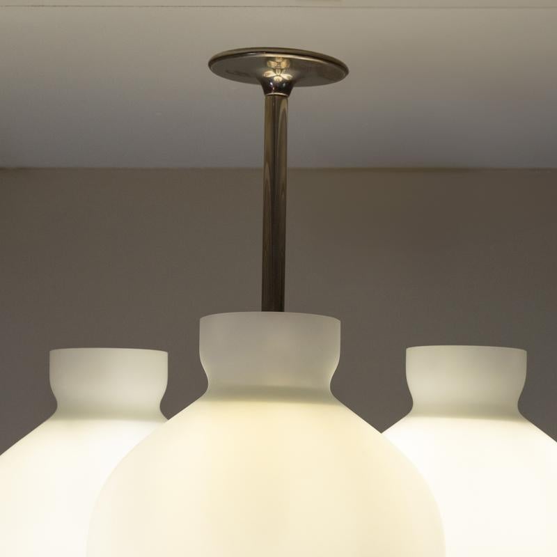 Set di 2 lampade da terra “Arenzano Tre Fiamme”, progettata da Ignazio Gardella per Azucena. Questa edizione limitata, alta 214 cm, è stata realizzata su misura per un cliente, rendendola un pezzo unico. La lampada si distingue per la sua estetica