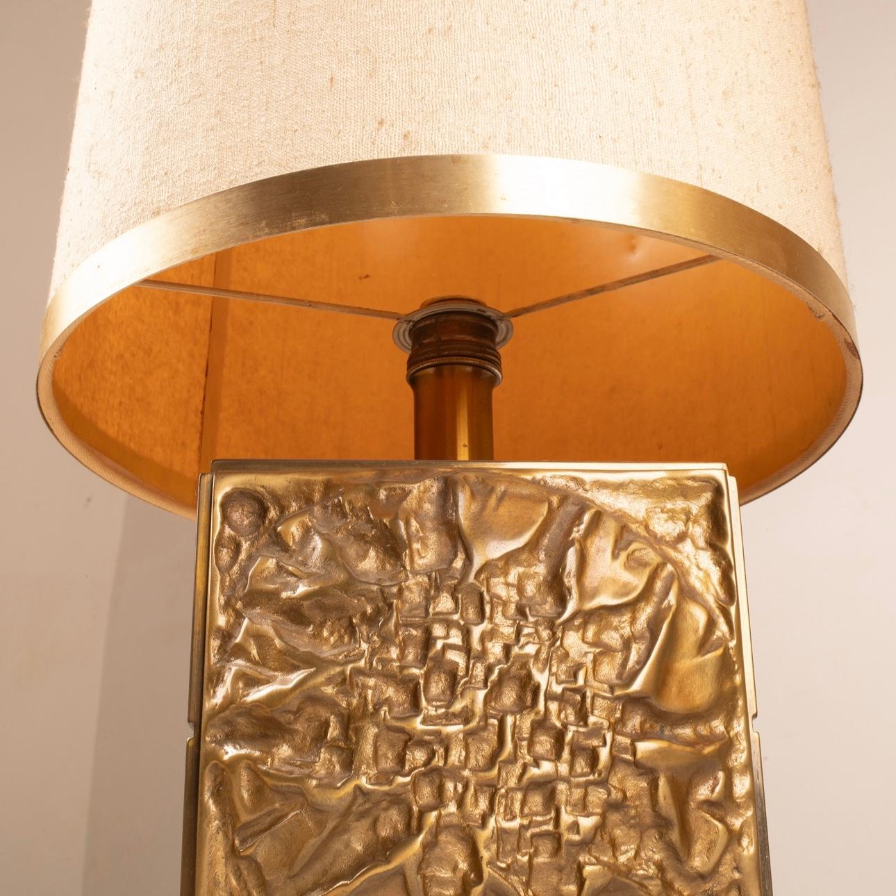 Extraordinary pair of cast brass table lamps with a striking Brutalist design, signed by renowned designer Luciano Frigerio for the illustrious Frigerio brand of Desio in the 1970s.
These lamps, in impeccable condition, still retain their original