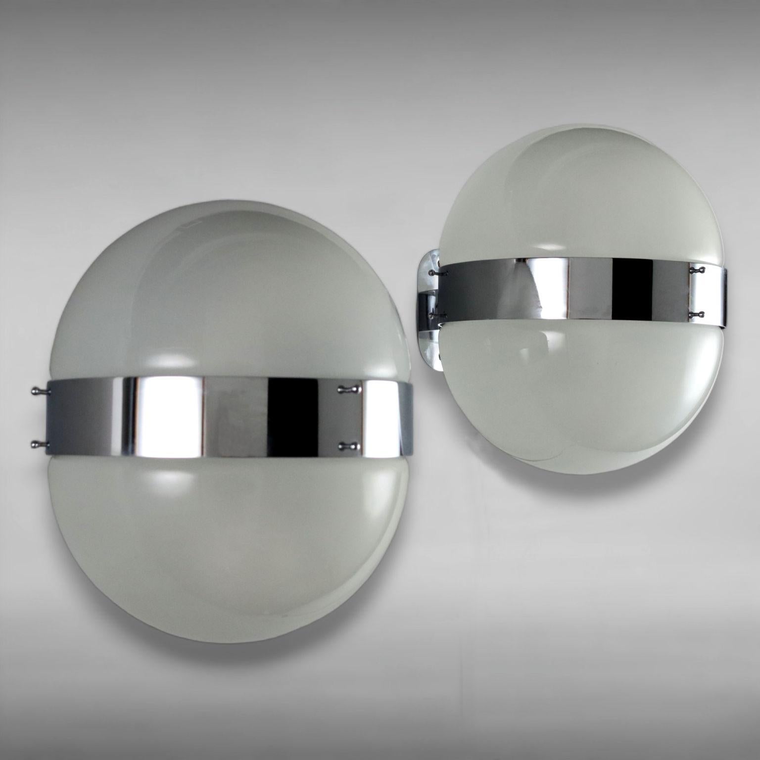 Pair of wall lamps made of chrome-plated metal with glass diffusers.