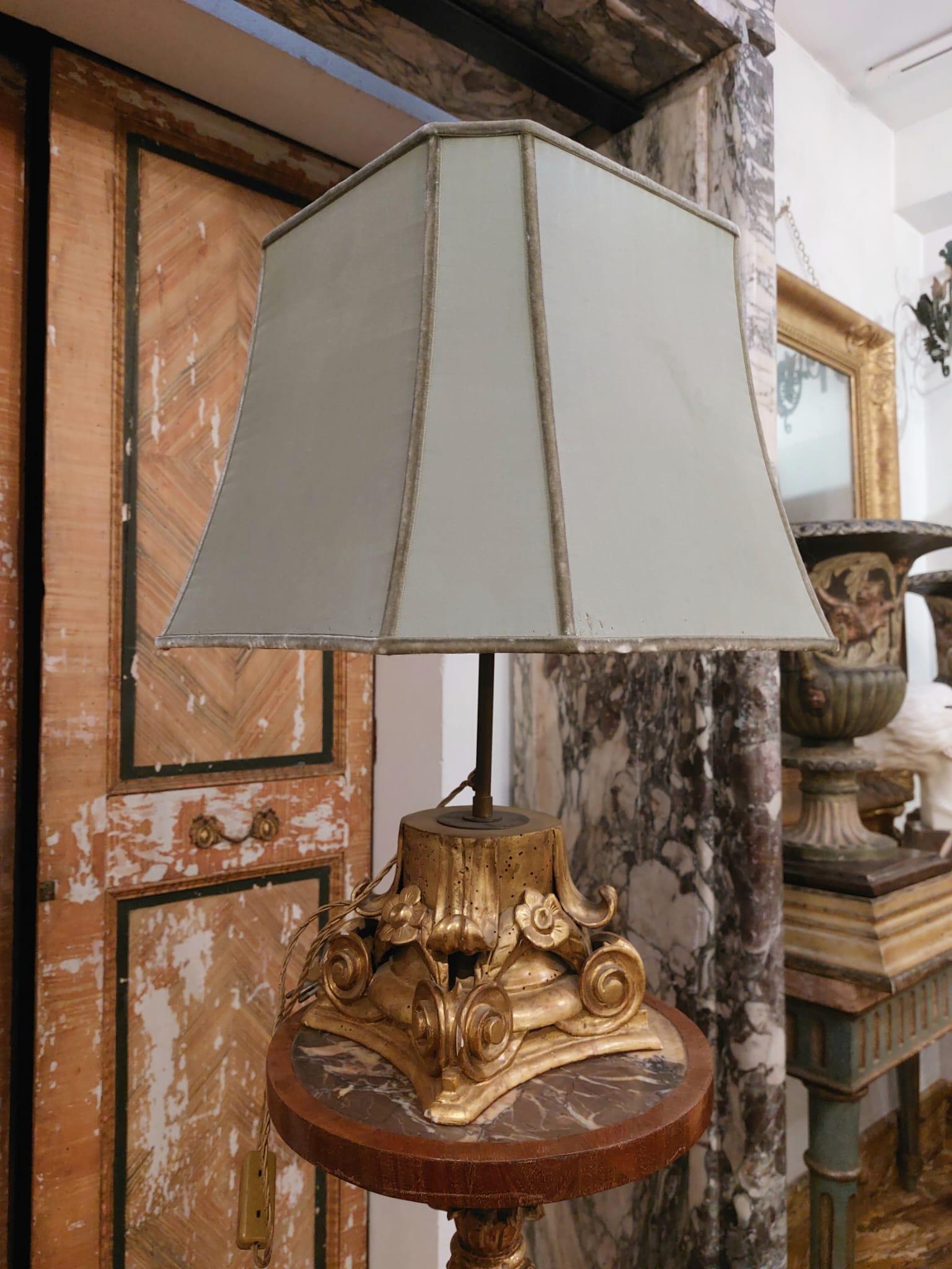 Rococo Paire de lampes de style composite avec base en forme de chapiteau en vente
