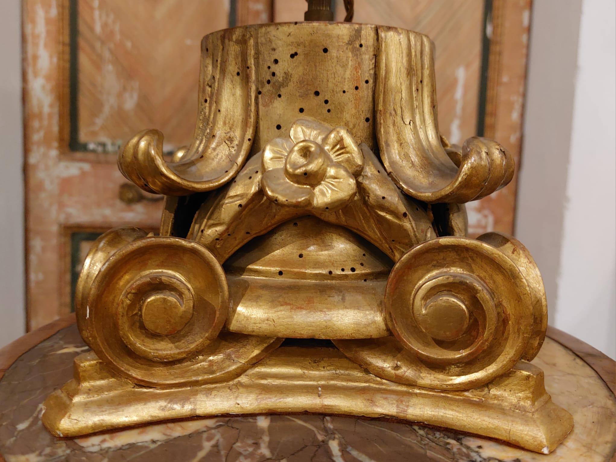 18th Century Paire de lampes de style composite avec base en forme de chapiteau en vente
