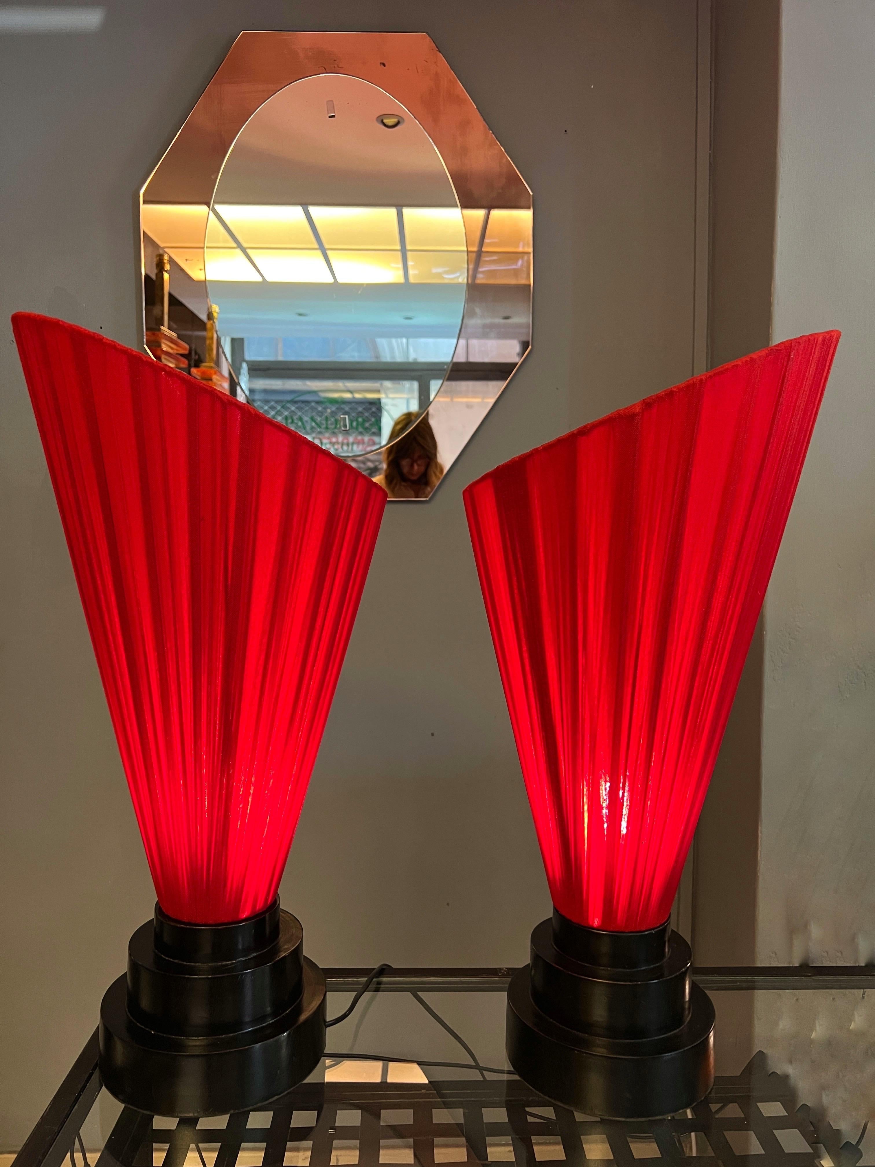 Coppia di lampade con base in legno laccato nero e paralume conico rosso, 1950s 3