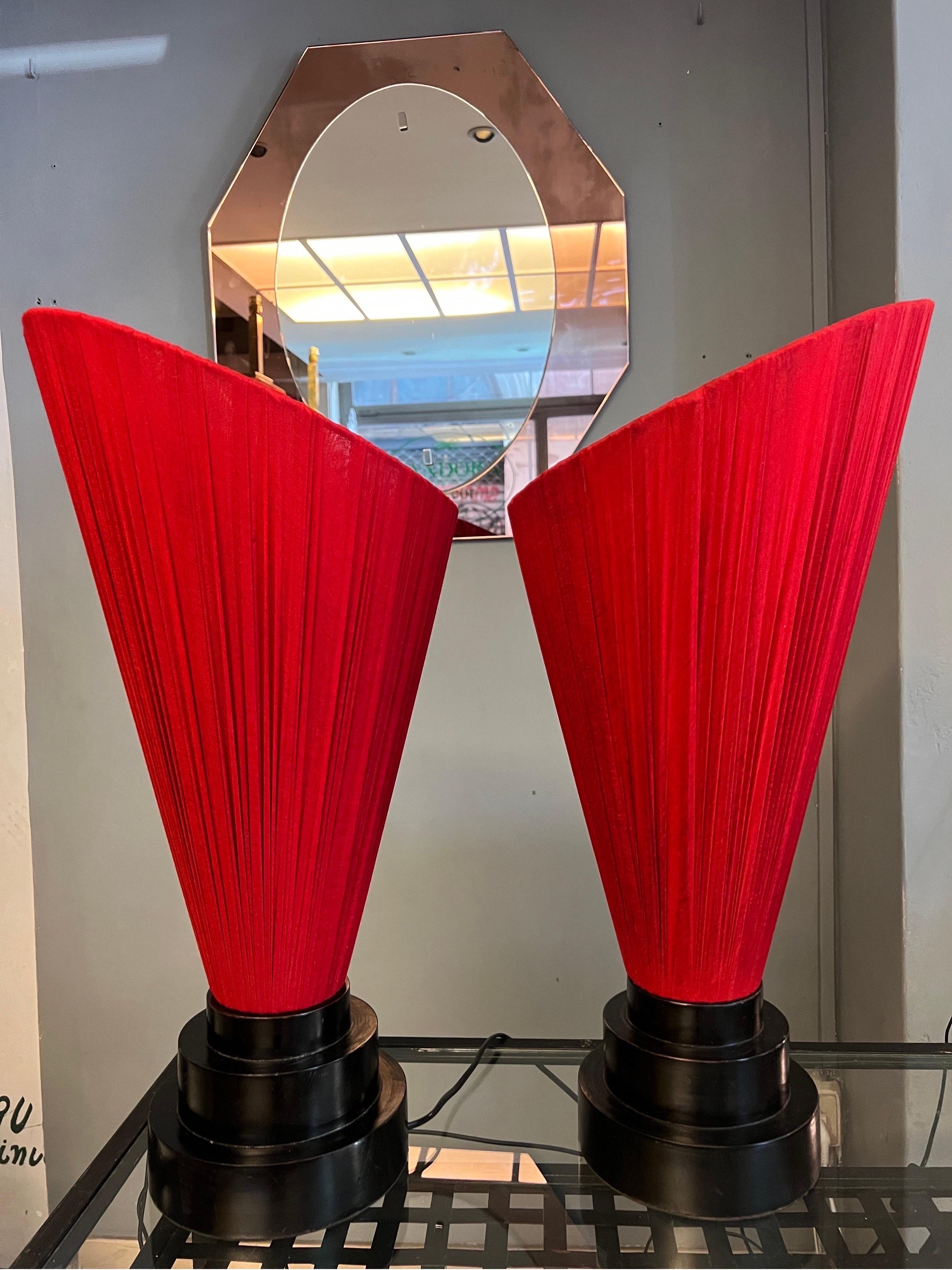 Coppia di lampade con base in legno laccato nero e paralume conico rosso, 1950s For Sale 4