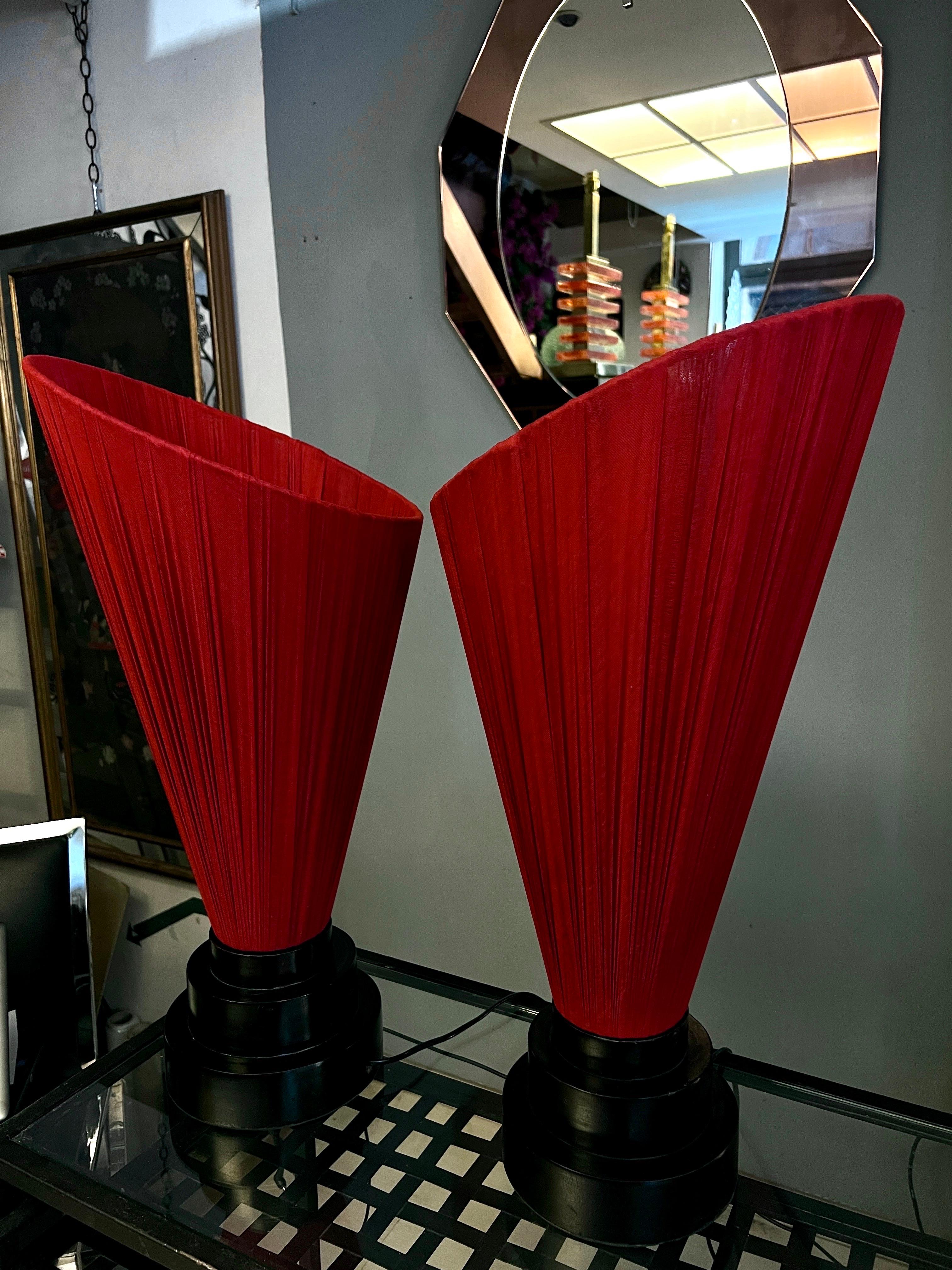 Coppia di lampade con base in legno laccato nero e paralume conico rosso, 1950s 5