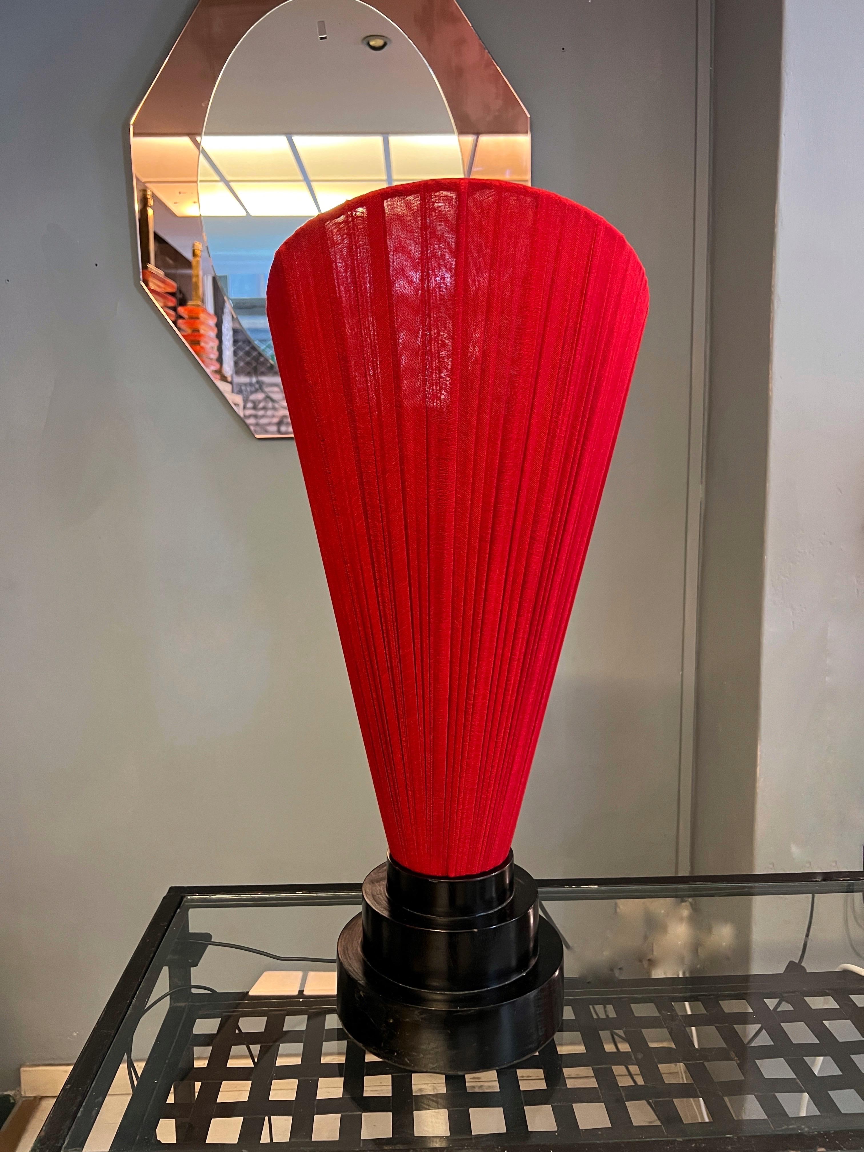 Coppia di lampade con base in legno laccato nero e paralume conico rosso, 1950s 6