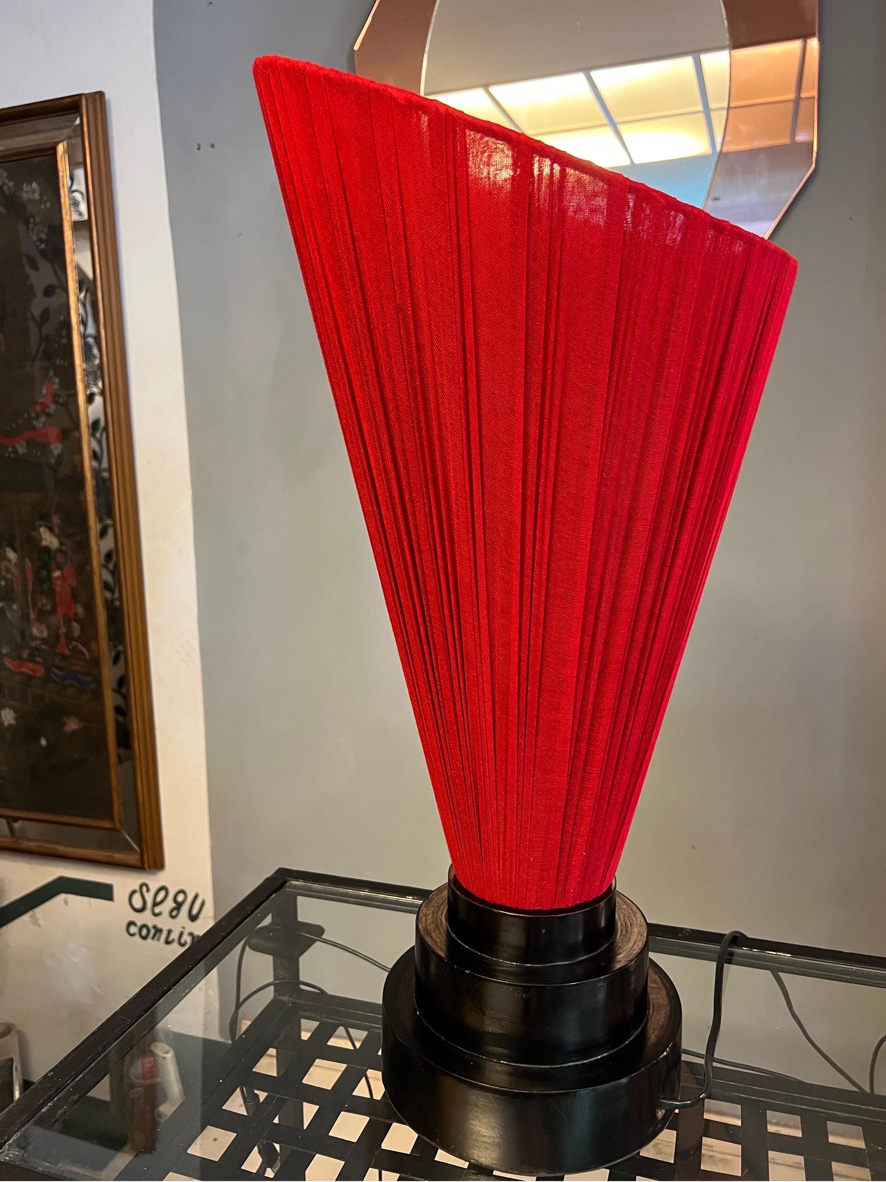 Coppia di lampade con base in legno laccato nero e paralume conico rosso, 1950s 7