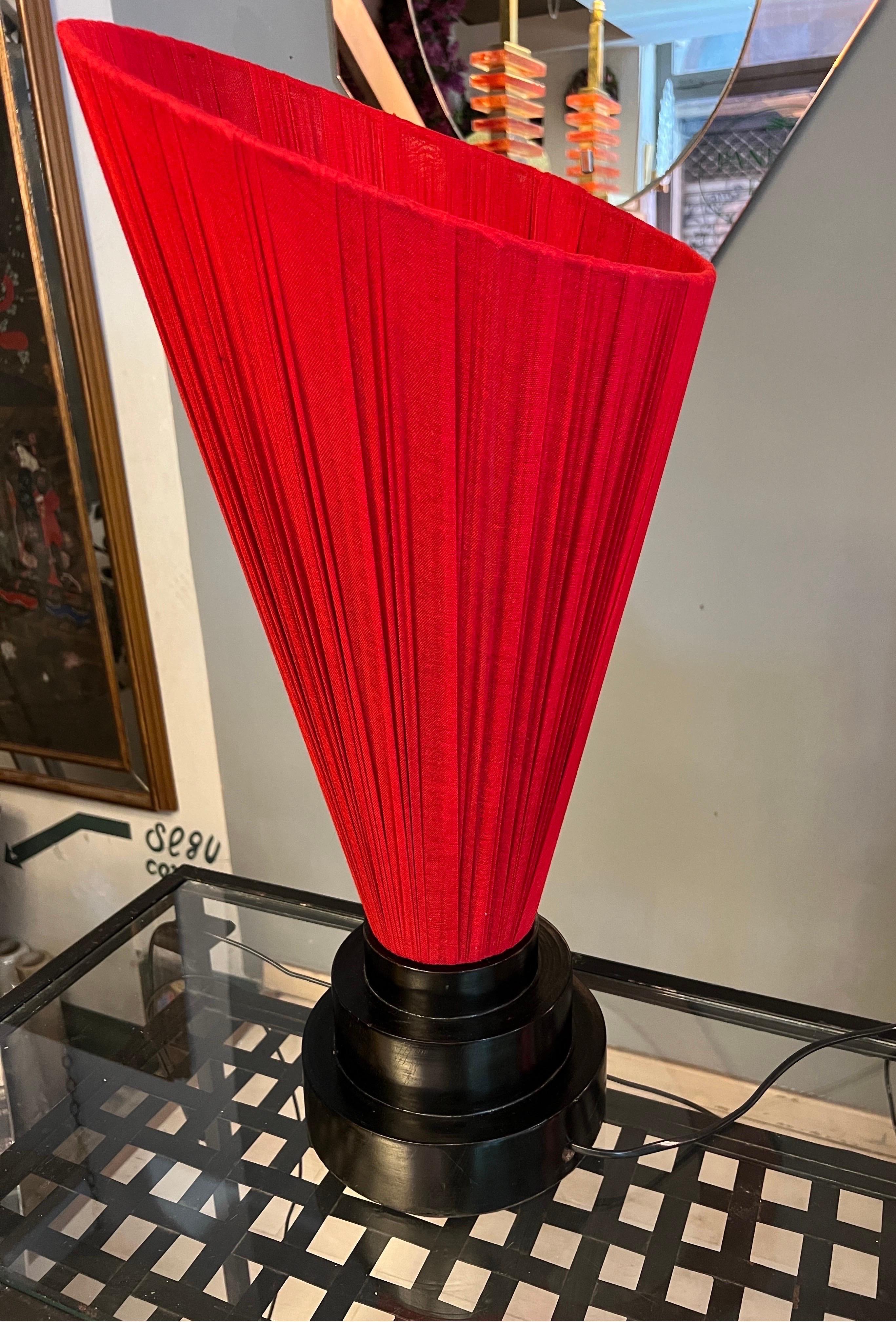 Coppia di lampade con base in legno laccato nero e paralume conico rosso, 1950s For Sale 8