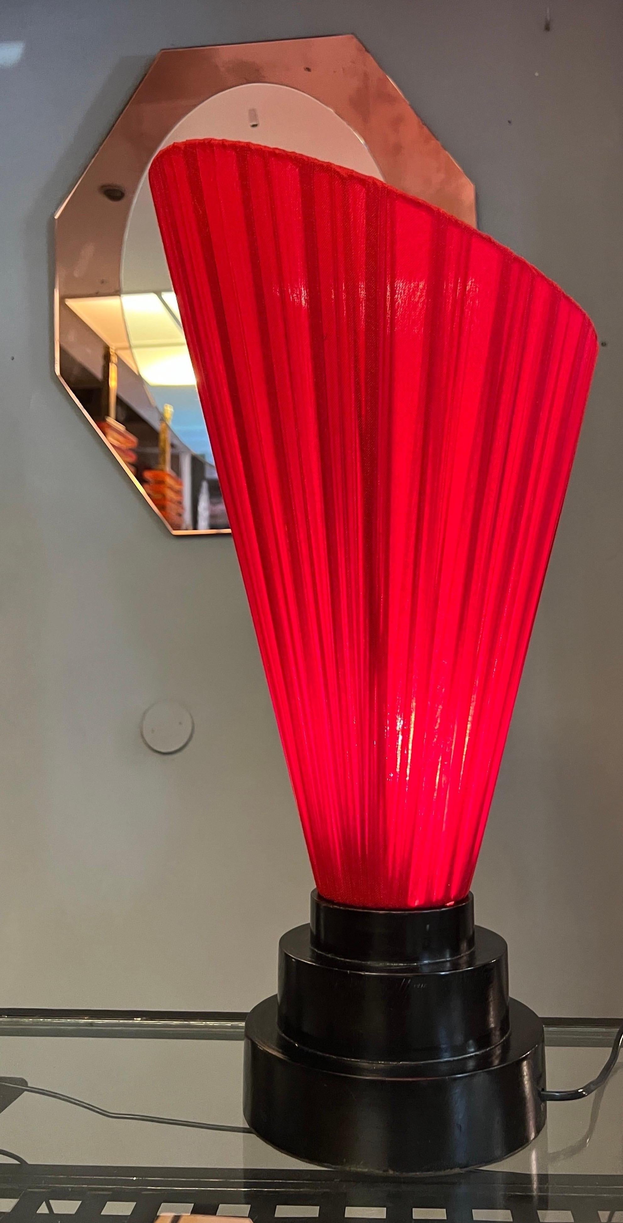 Coppia di lampade con base in legno laccato nero e paralume conico rosso, 1950s For Sale 9