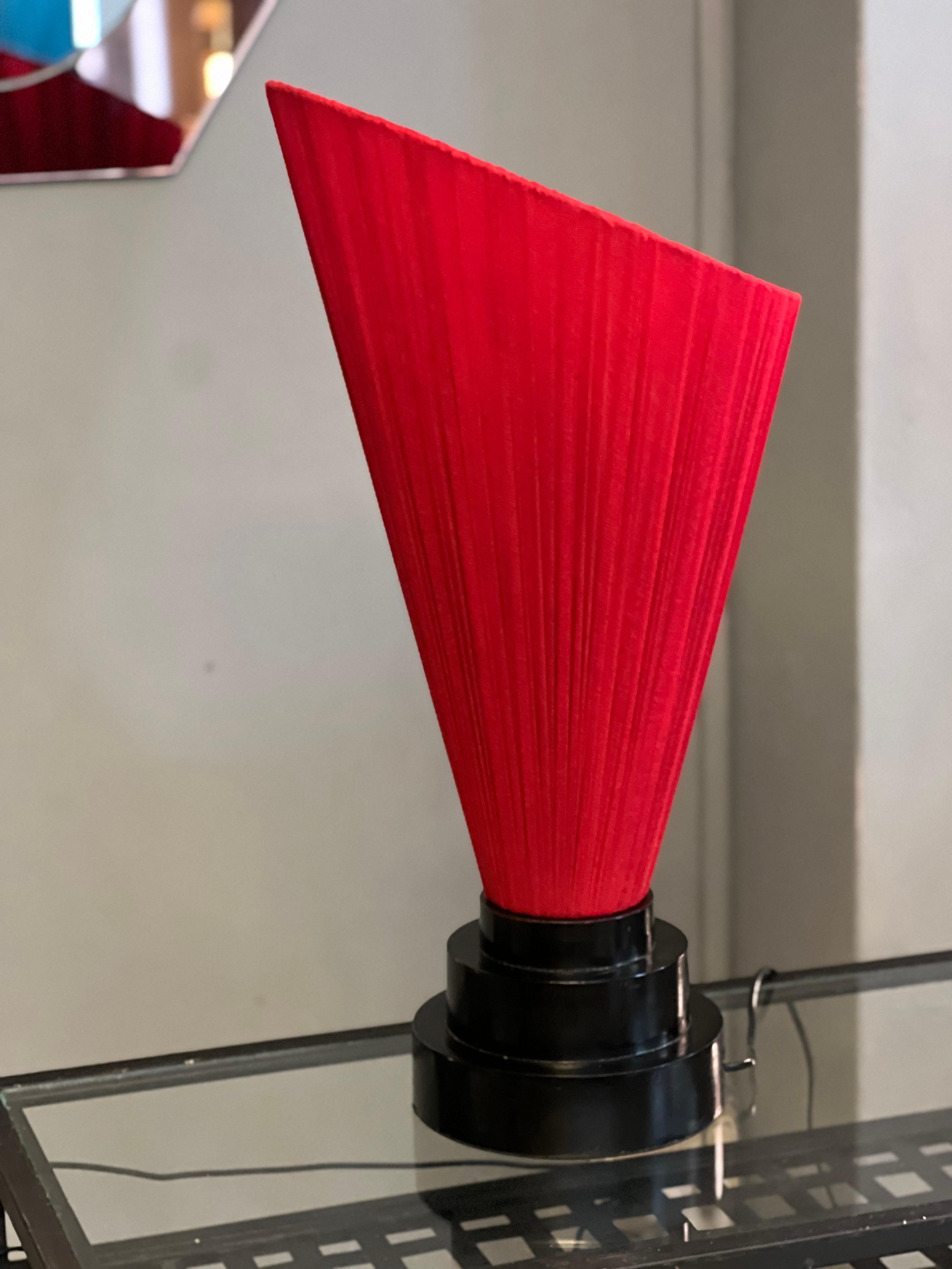 Coppia di lampade con base in legno laccato nero e paralume conico rosso, 1950s For Sale 11