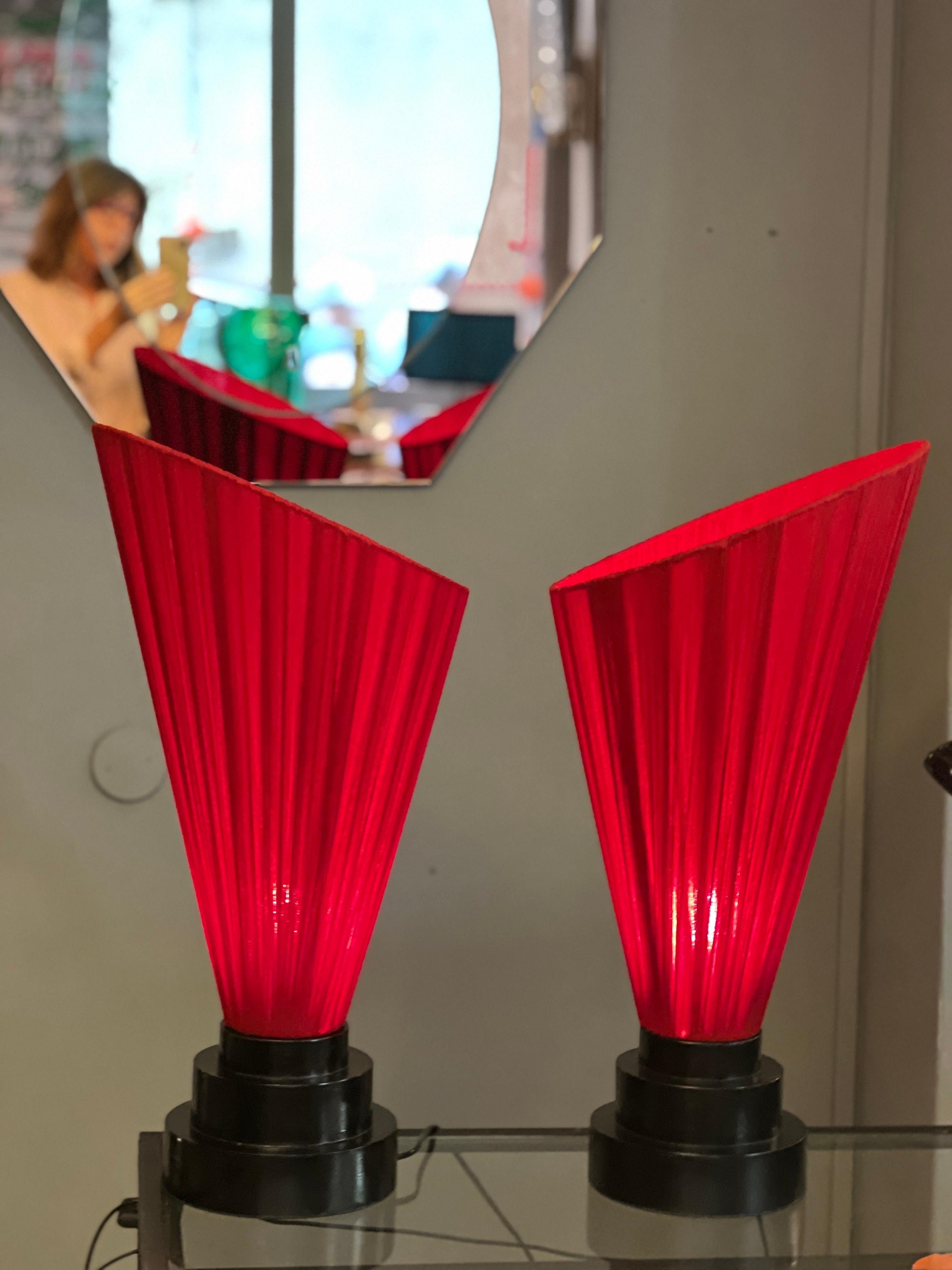 Coppia di lampade vintage con base in legno laccato nero e paralume conico in cotone garzato rosso increspato a mano.
Una lampadina regolare per lampada.